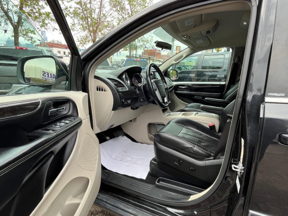 /drivenbyyouautosales/2013-Chrysler-Town&-3238649472426043.jpg