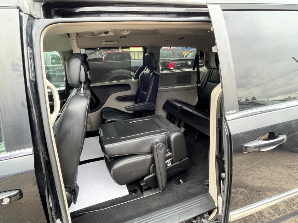 /drivenbyyouautosales/2013-Chrysler-Town&-6001727540500004.jpg