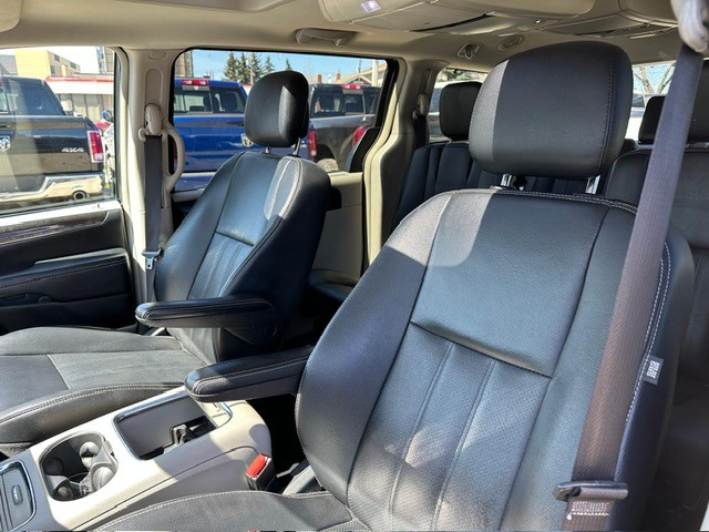 /drivenbyyouautosales/2016-Chrysler-Town&-3913884624517212.jpg