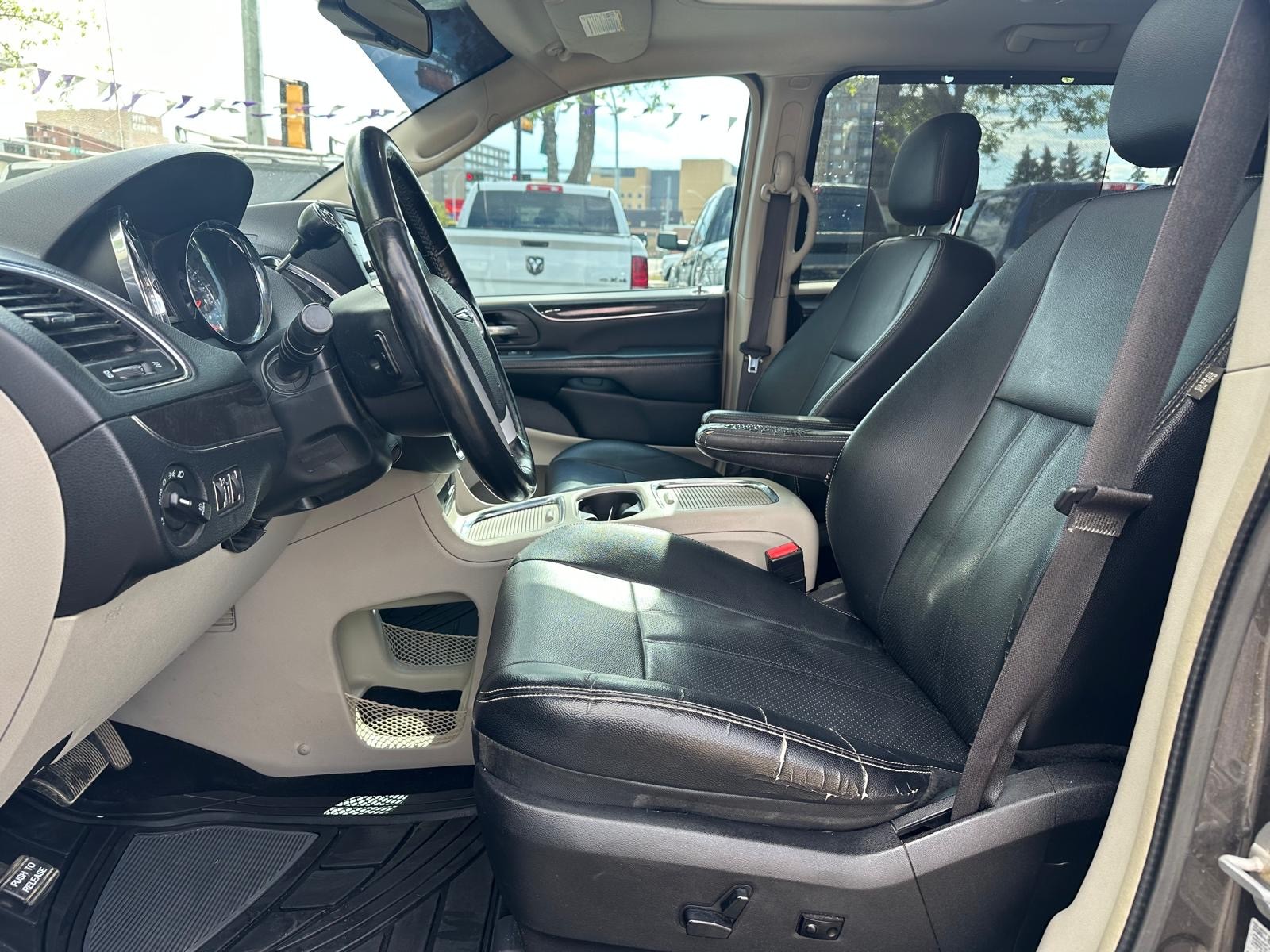 /drivenbyyouautosales/2016-Chrysler-Town&-5367442113634986.jpg