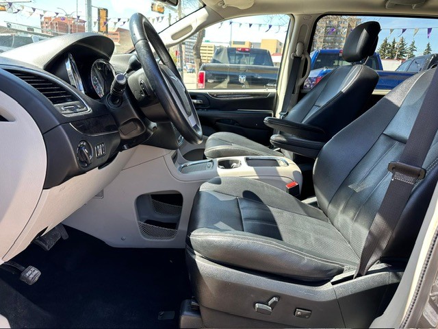/drivenbyyouautosales/2016-Chrysler-Town&-9317939765640959.jpg
