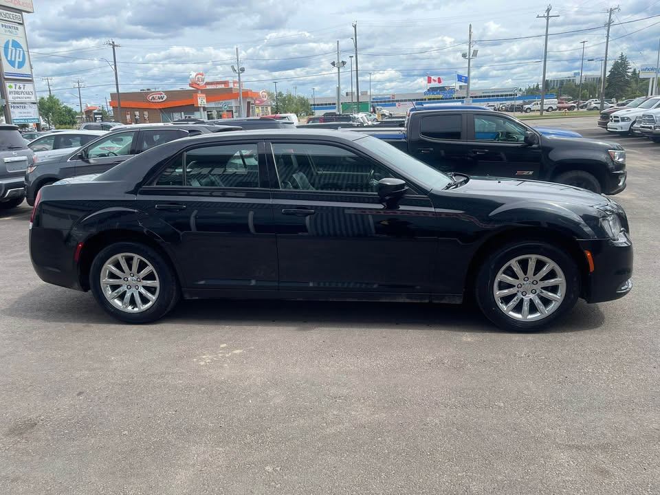 /drivenbyyouautosales/2018-Chrysler-300-029032267618009477.jpg