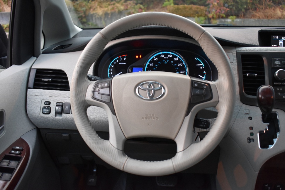 /driveonautoscanadaltd/2011-Toyota-Sienna-49849062780004805.jpg