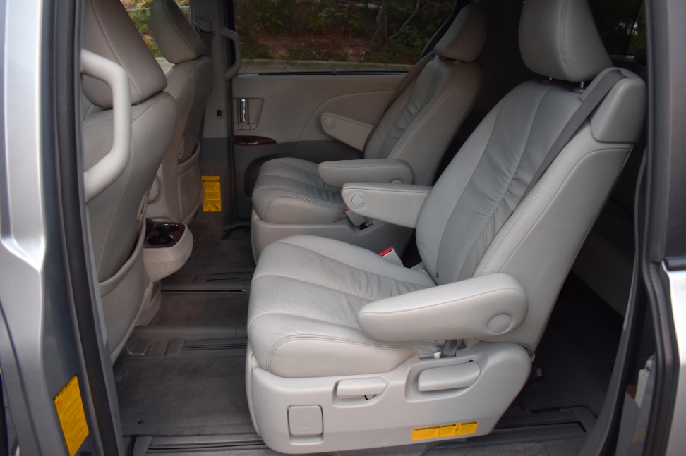 /driveonautoscanadaltd/2011-Toyota-Sienna-5085474941644512.jpg