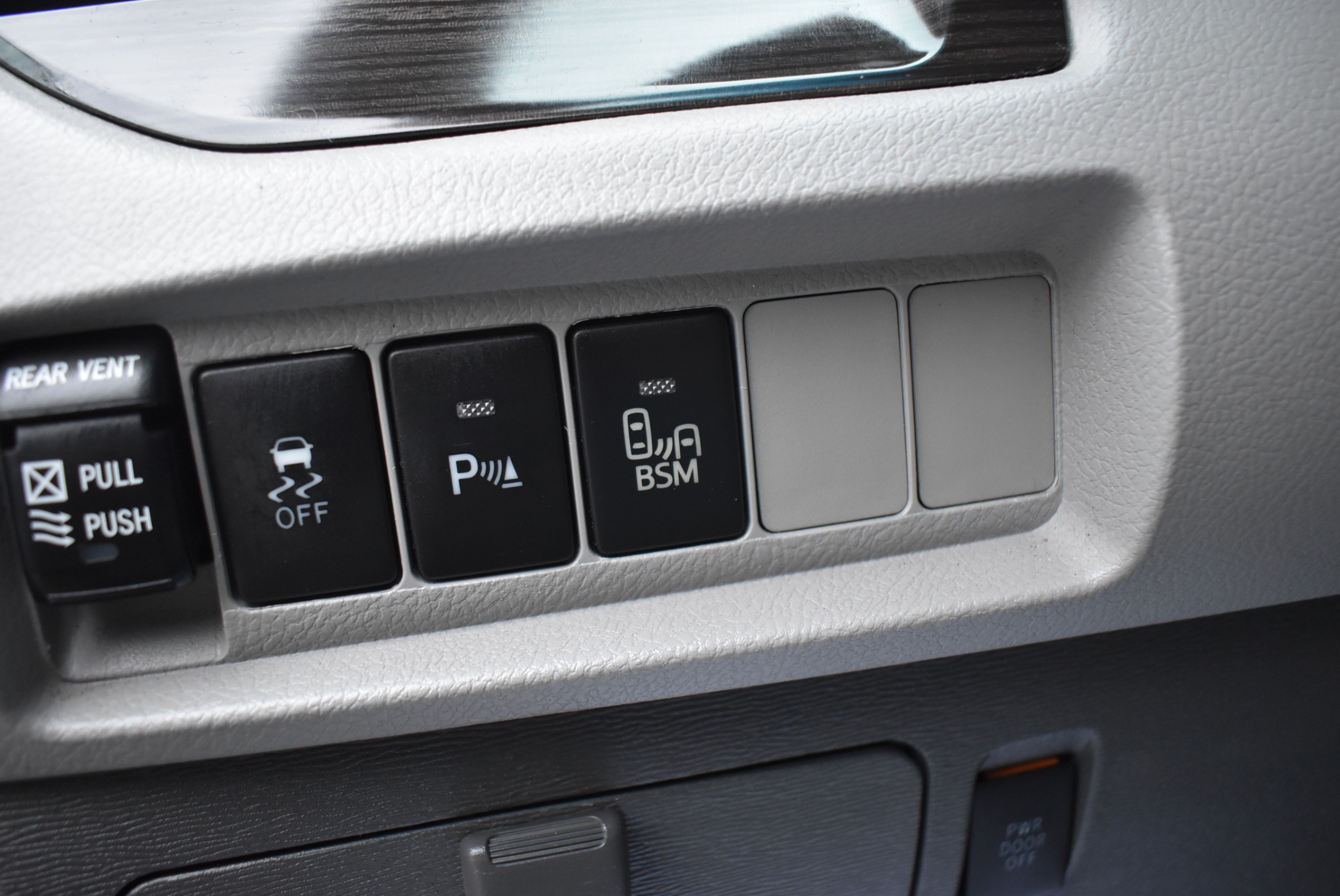 /driveonautoscanadaltd/2015-Toyota-Sienna-5581365328857133.jpg
