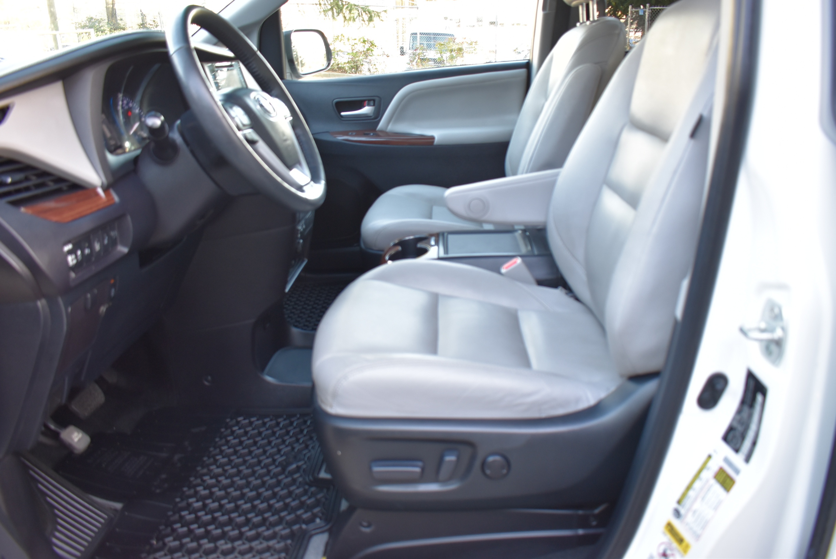 /driveonautoscanadaltd/2015-Toyota-Sienna-7107591534003881.jpg