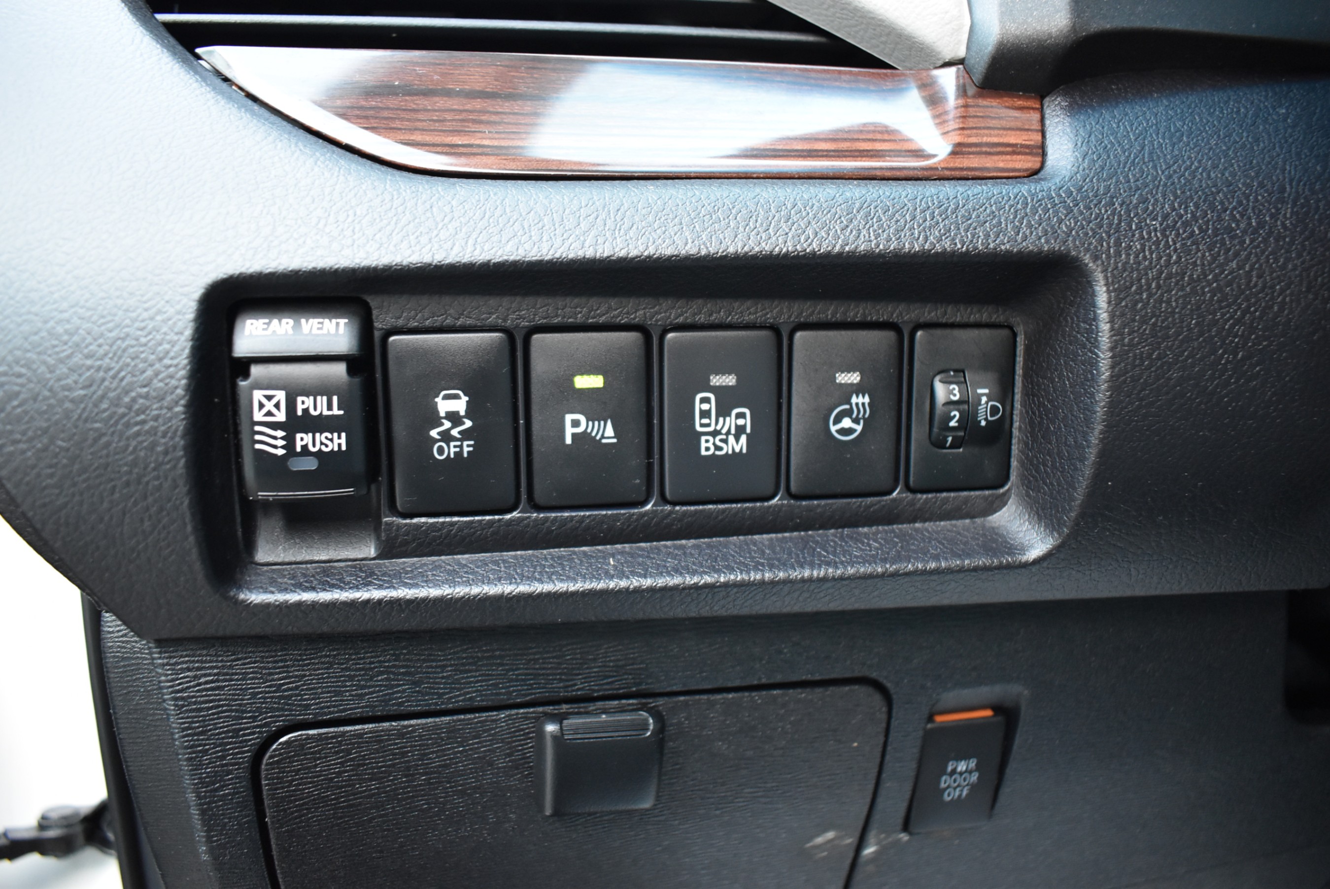 /driveonautoscanadaltd/2015-Toyota-Sienna-9201595943307328.jpg