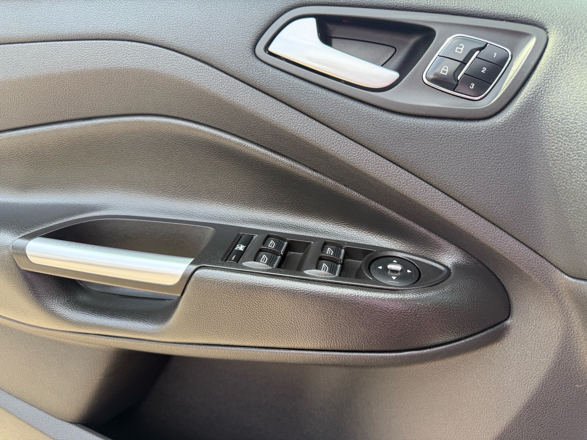 /elitenovaautoinc/2016-Ford-Escape-3289982140415917.jpg