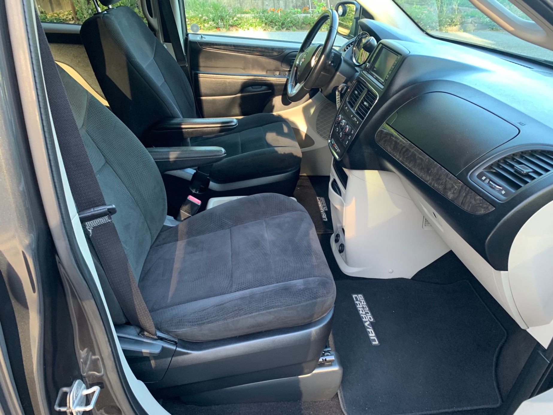 /enixmotorsportltd/2011-Dodge-GrandCaravan-037616667112114976.jpg