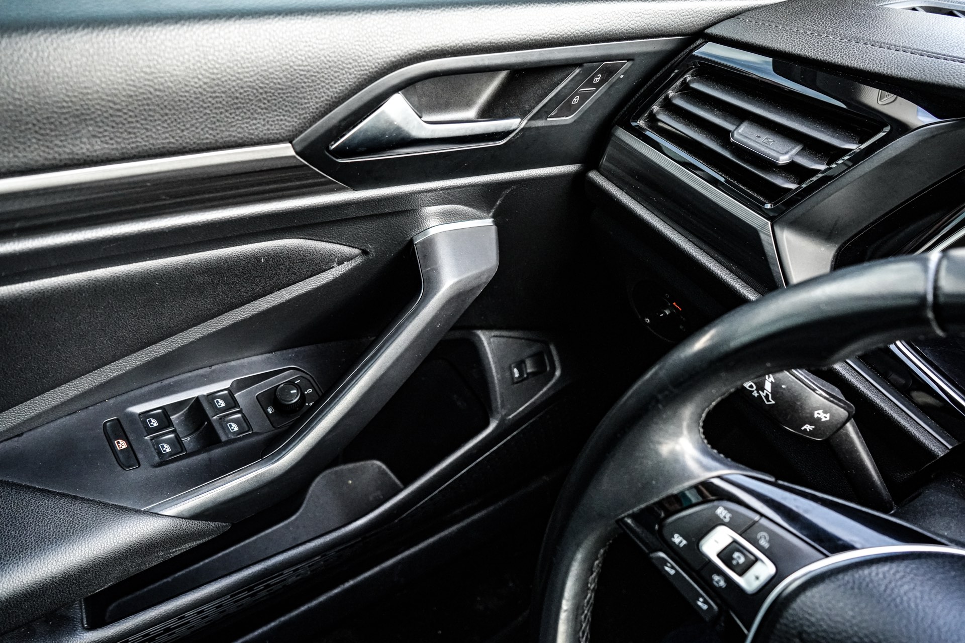 /firstmotors/2019-Volkswagen-Jetta-5871799429435149.jpg