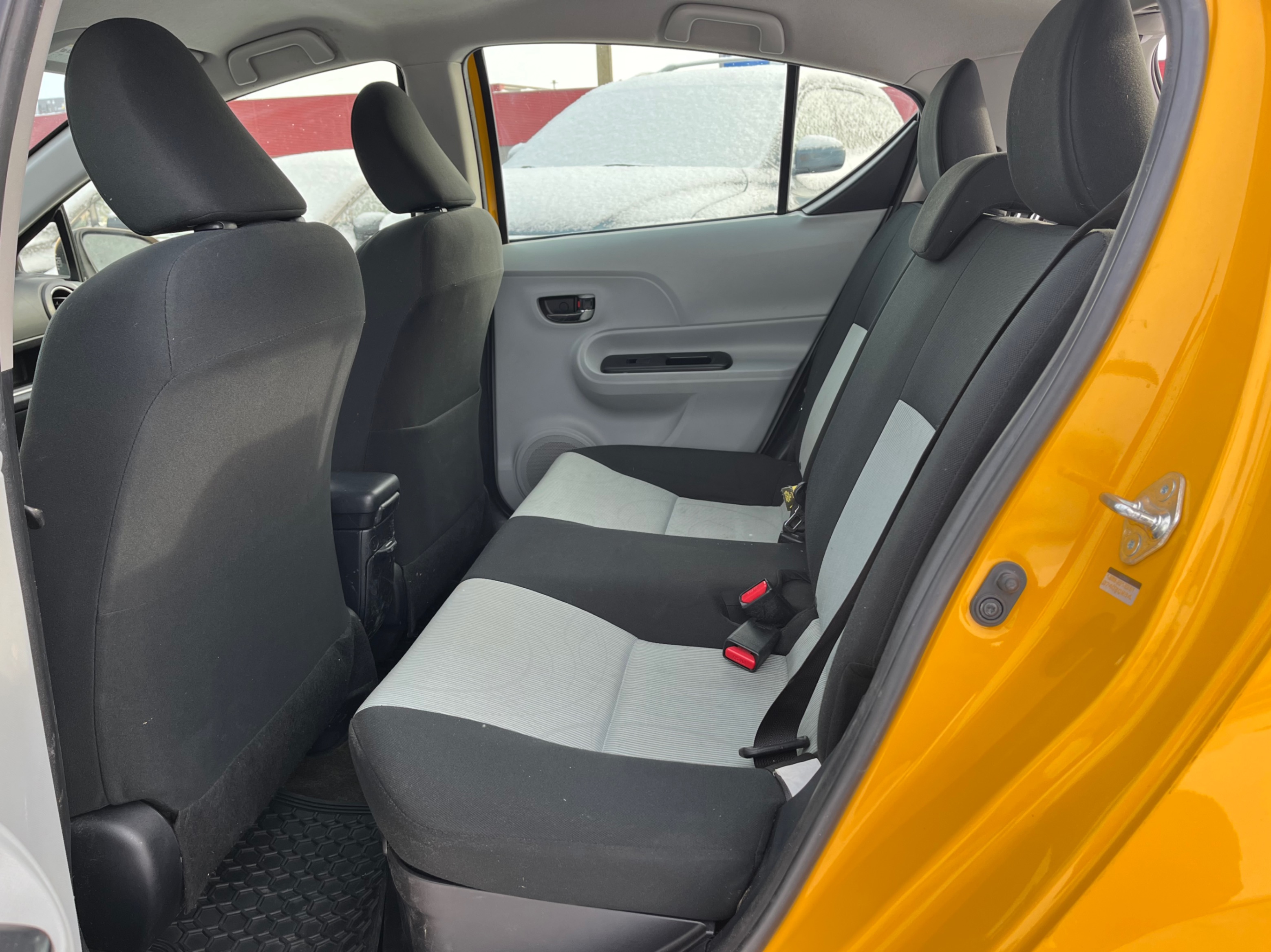 /gundhu/2014-Toyota-Priusc-30924536393326973.jpg