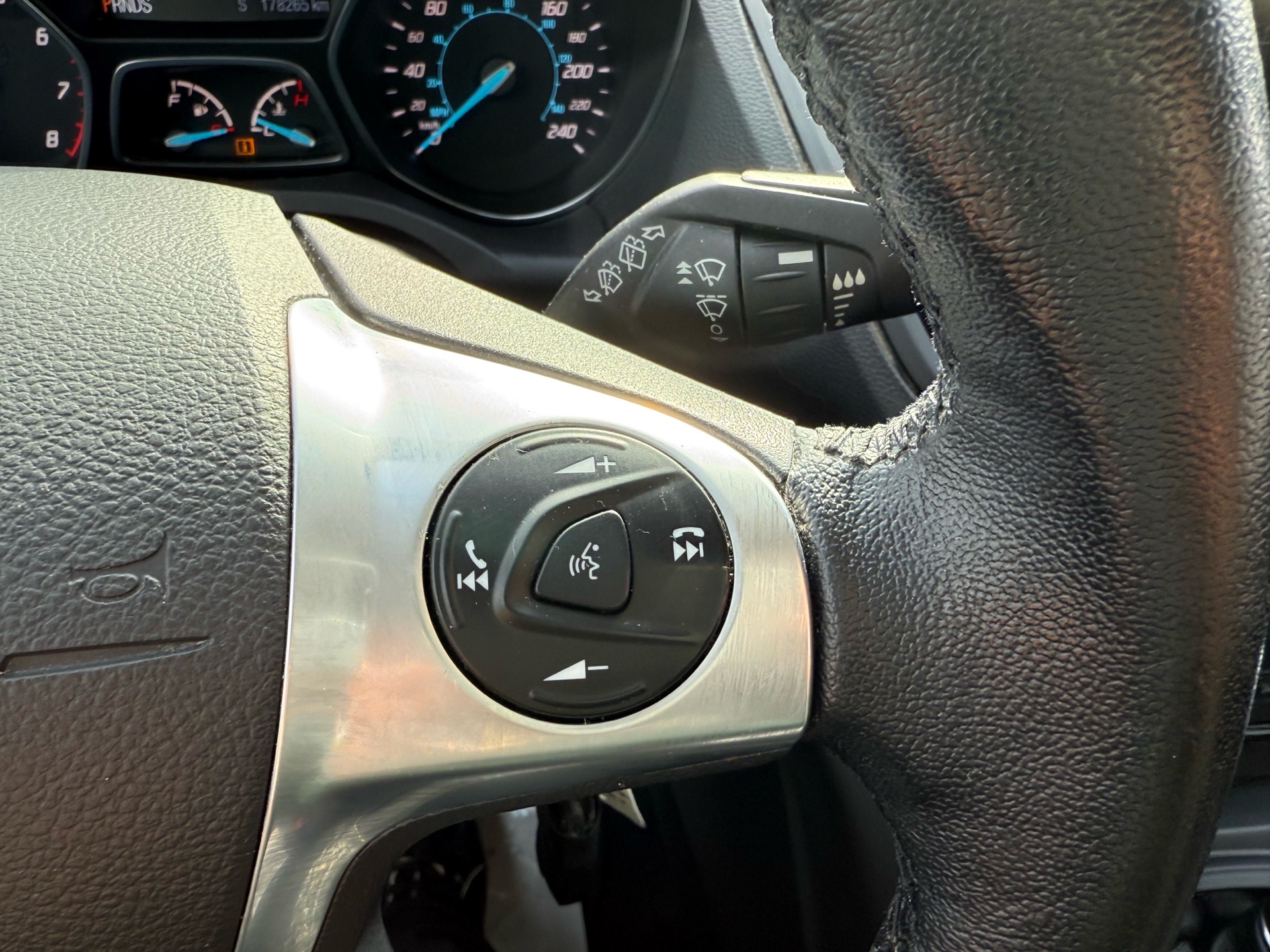 /gundhu/2015-Ford-Escape-2547222848411914.jpg