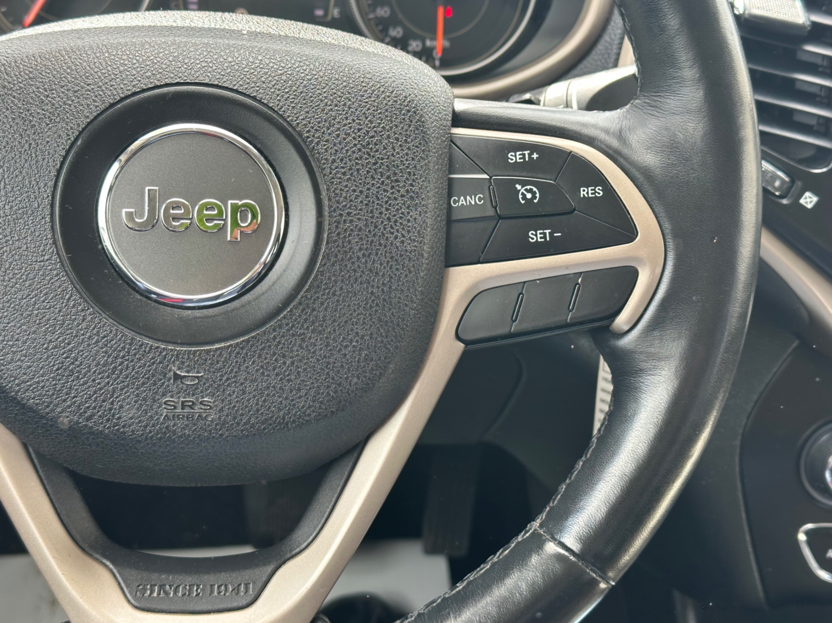 /gundhu/2016-Jeep-Cherokee-33137626334343295.jpg