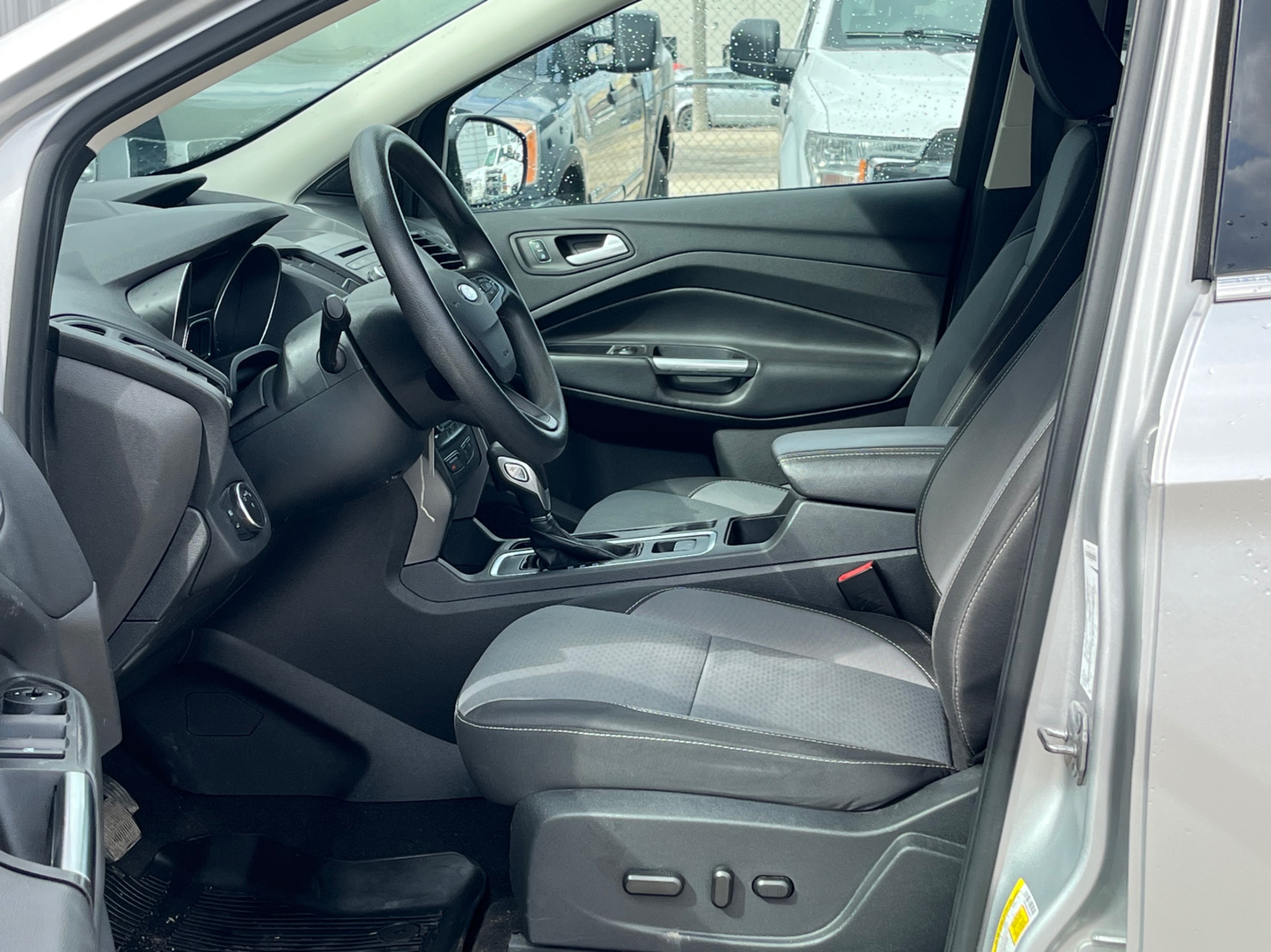 /gundhu/2018-Ford-Escape-009247560528850896.jpg