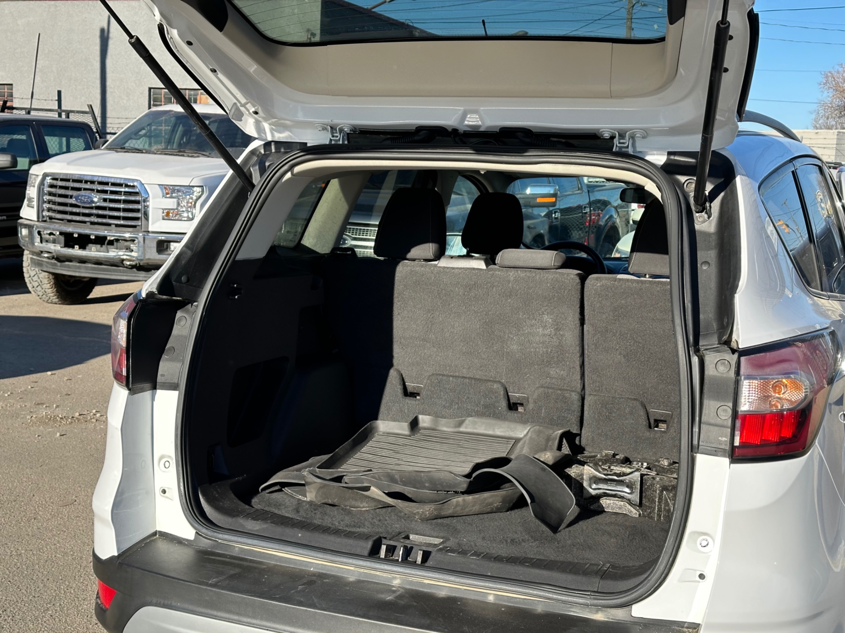 /gundhu/2018-Ford-Escape-31639058083549343.jpg