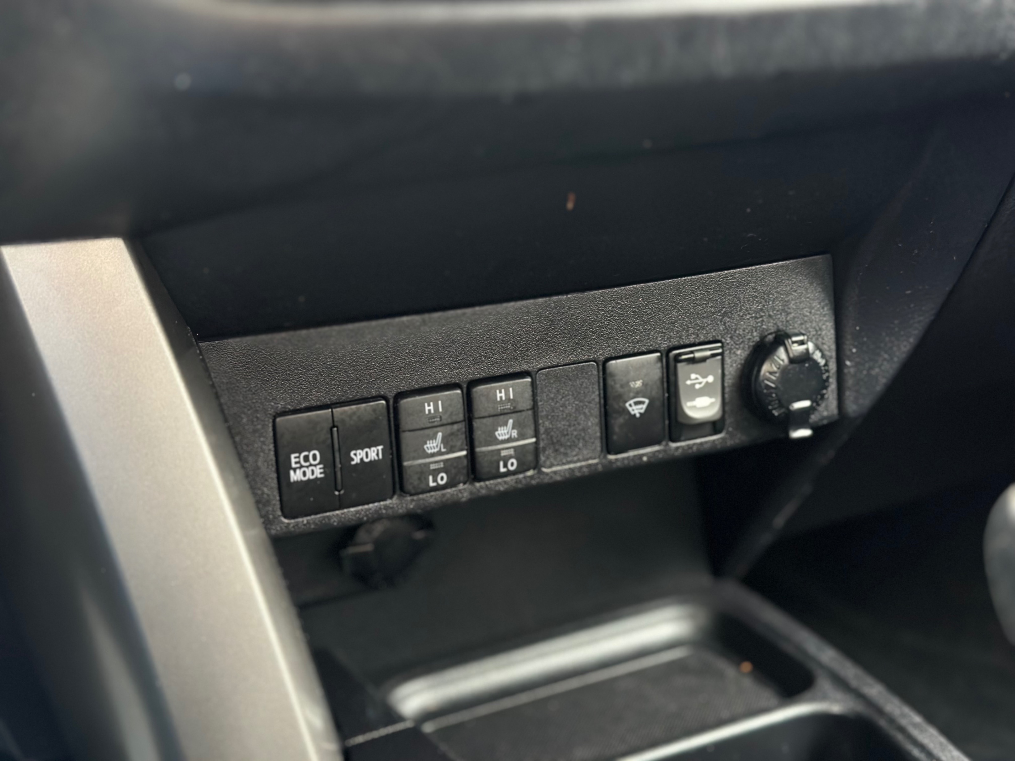 /gundhu/2018-Toyota-RAV4-1253892387887392.jpg