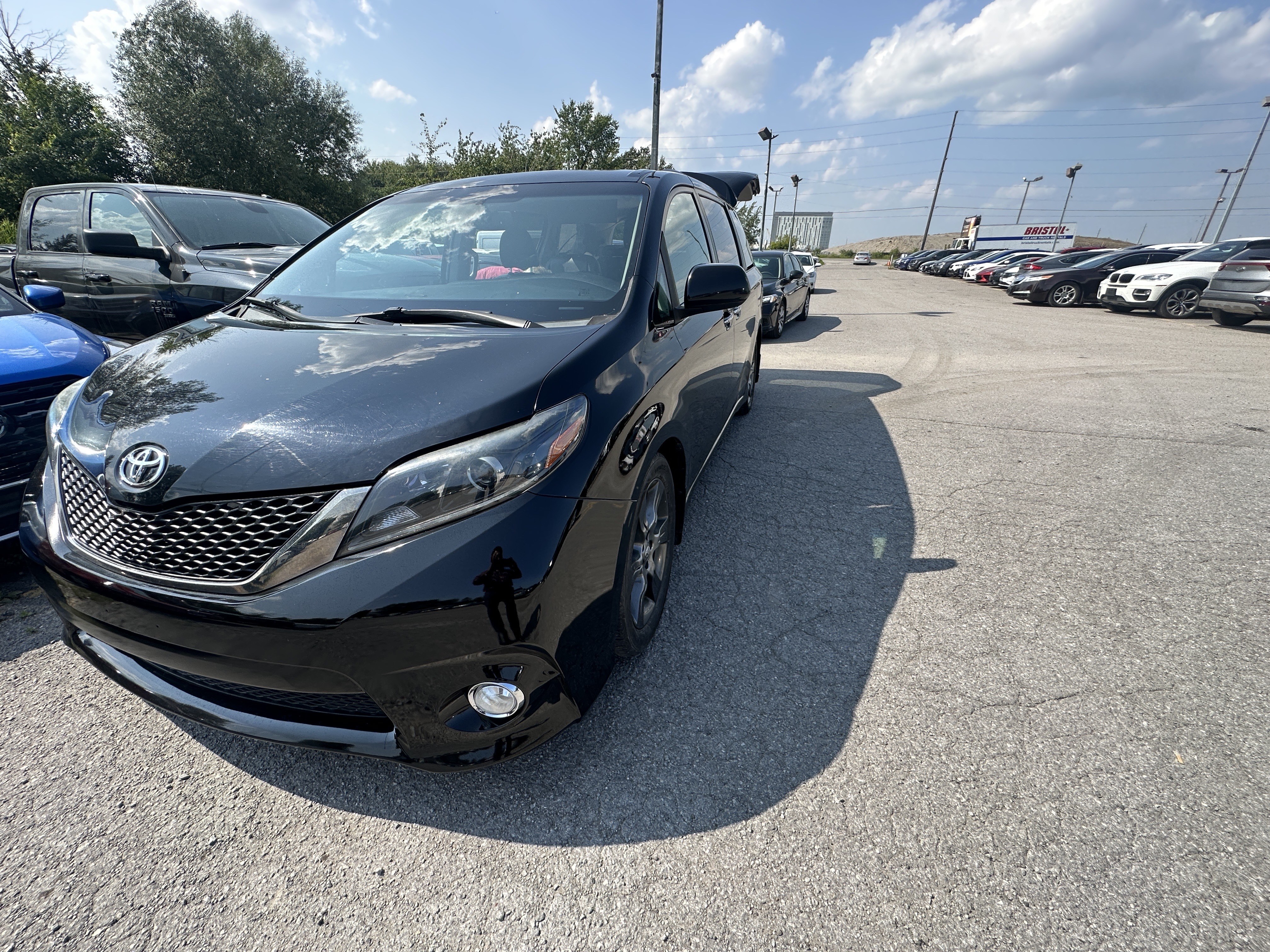 /hakimautosale/2016-Toyota-Sienna-31495442064429.jpg