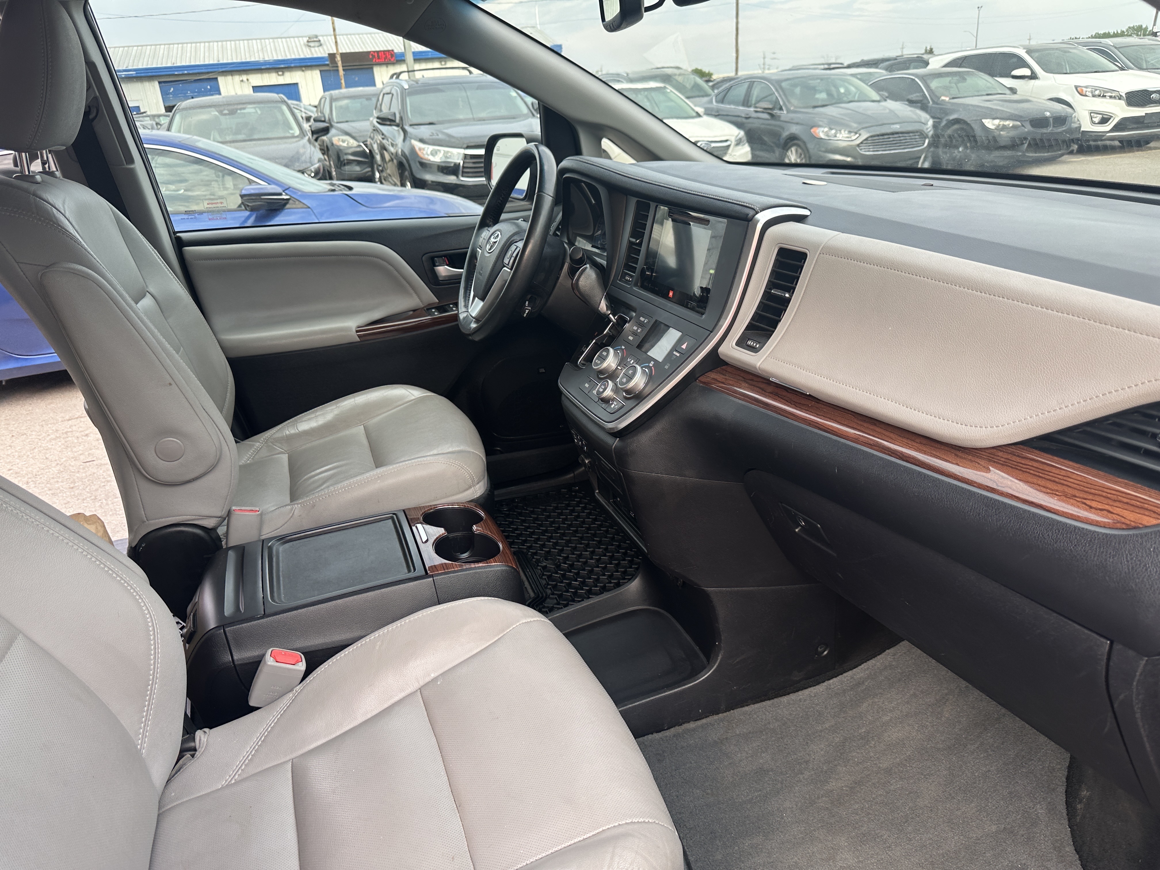 /hakimautosale/2017-Toyota-Sienna-33537539764418645.jpg