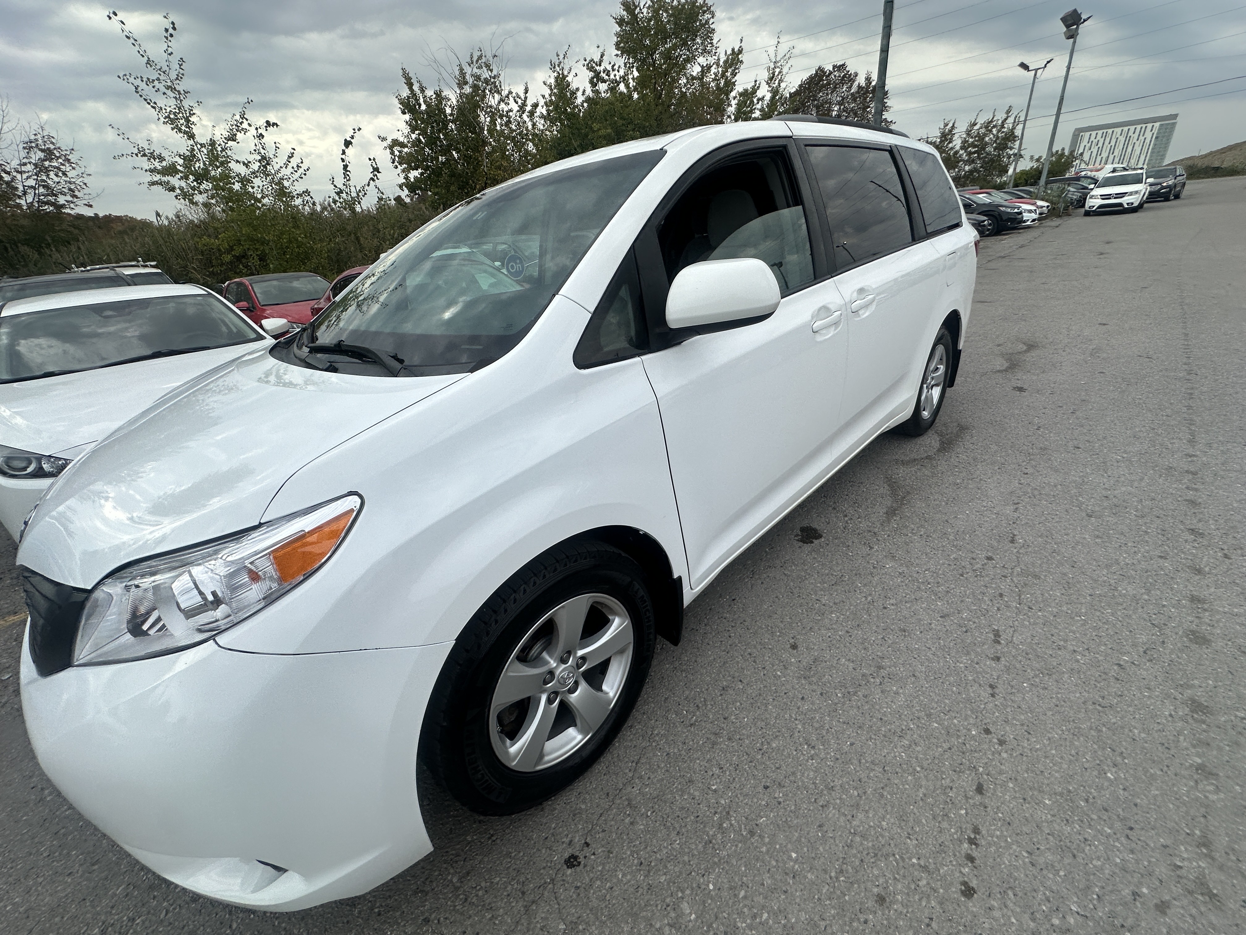 /hakimautosale/2017-Toyota-Sienna-40426724325568375.jpg