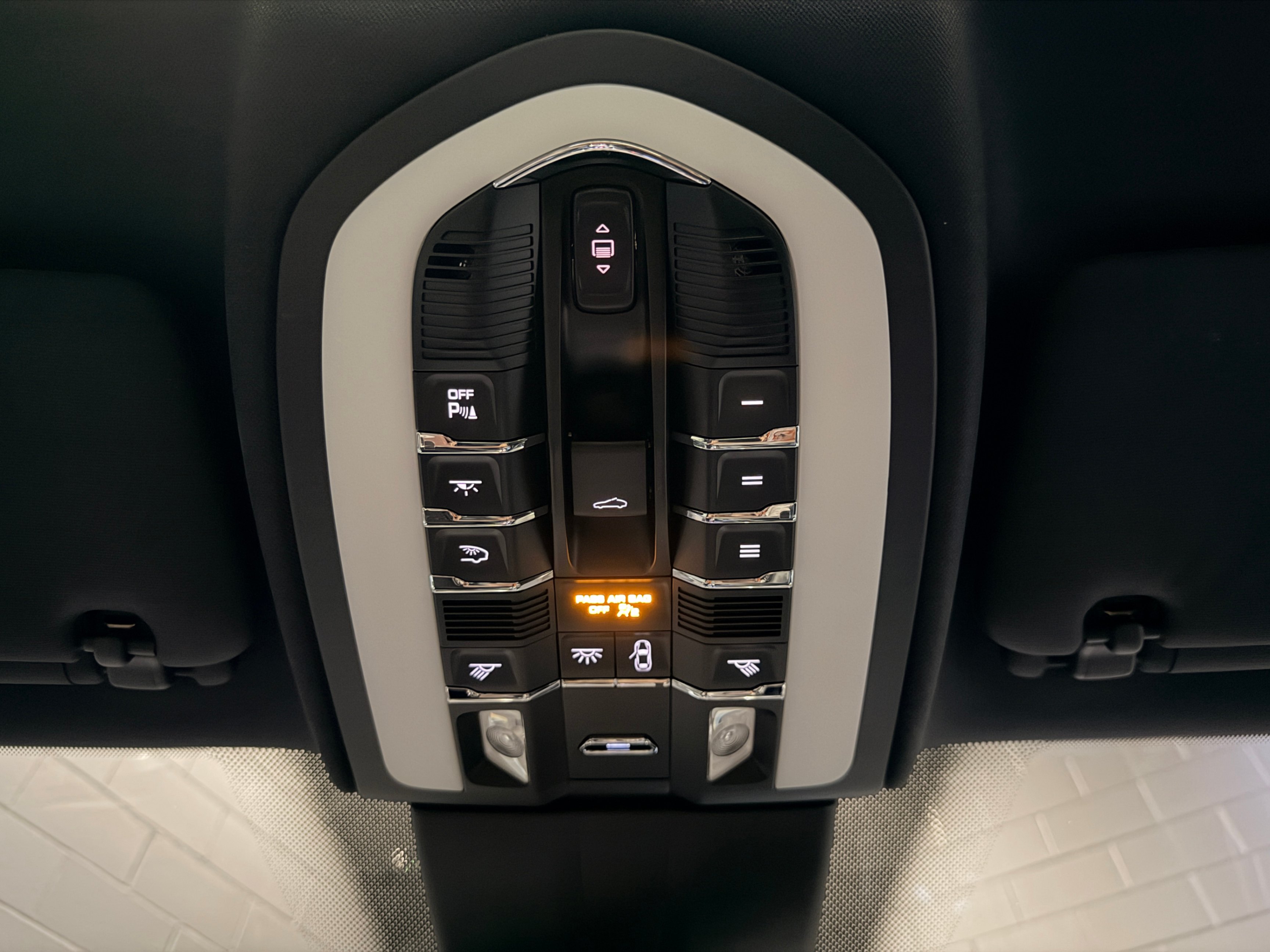 /hcwenterprisecorporation/2017-Porsche-Cayenne-006925447143276919.jpg