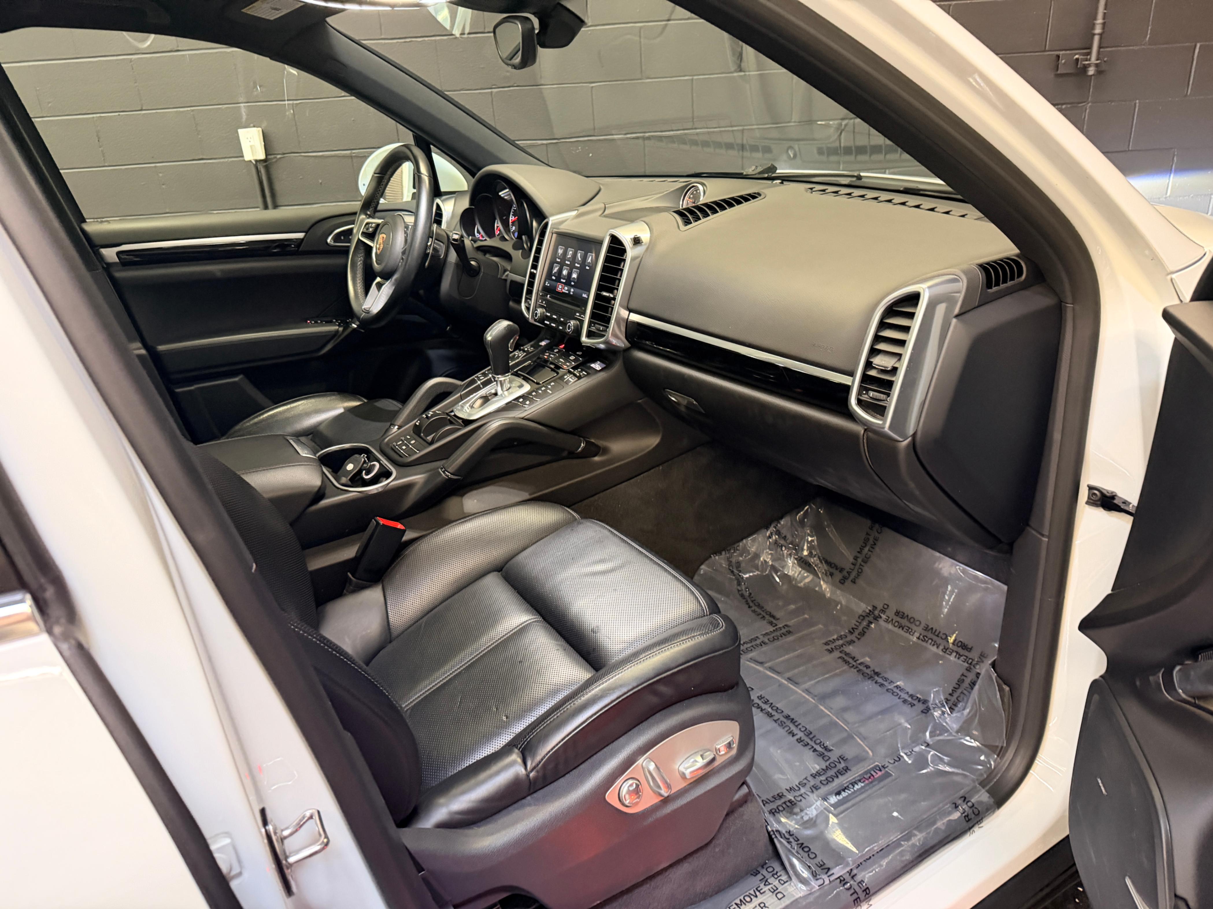 /hcwenterprisecorporation/2017-Porsche-Cayenne-2503409055805561.jpg