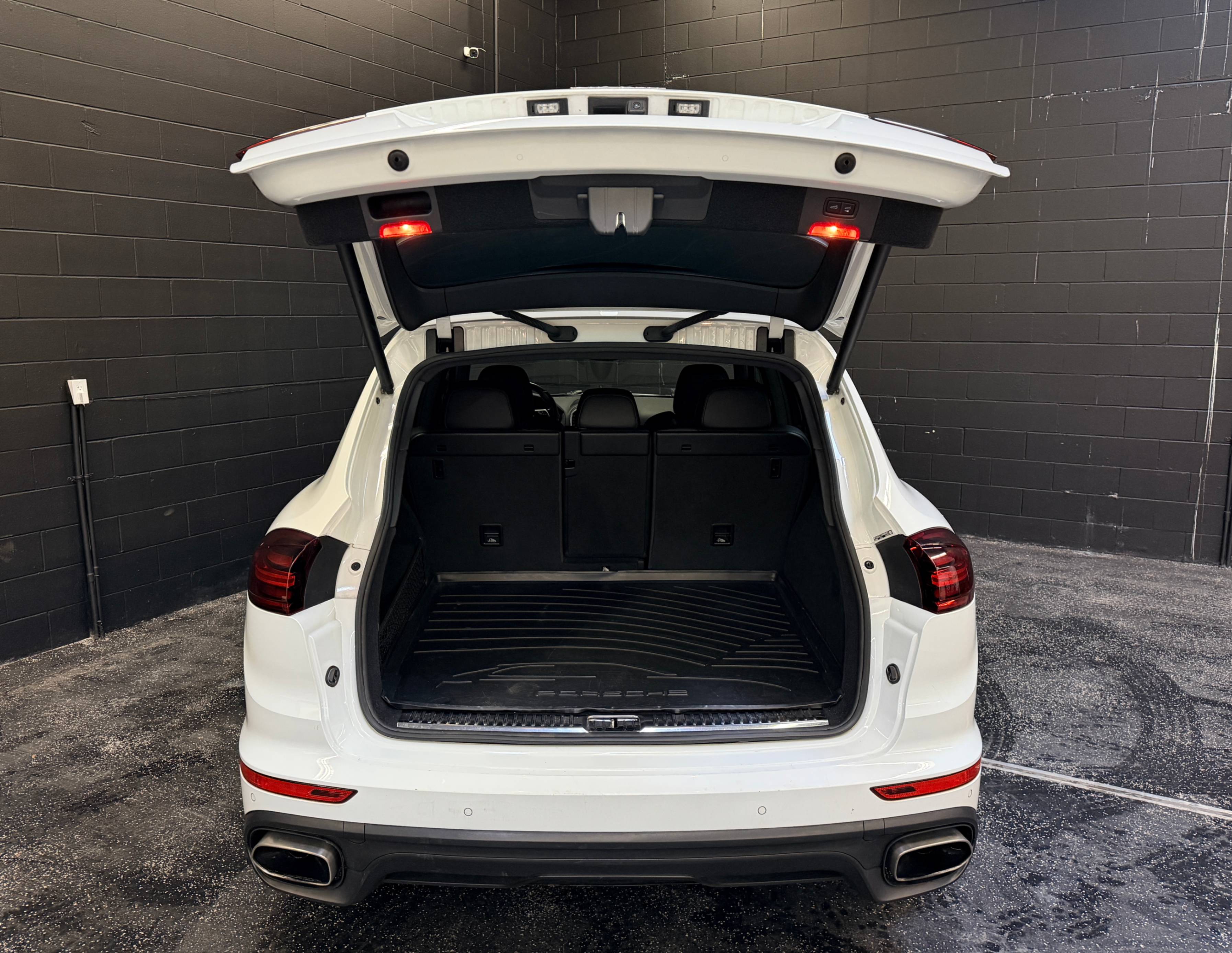 /hcwenterprisecorporation/2017-Porsche-Cayenne-2672392652941298.jpg