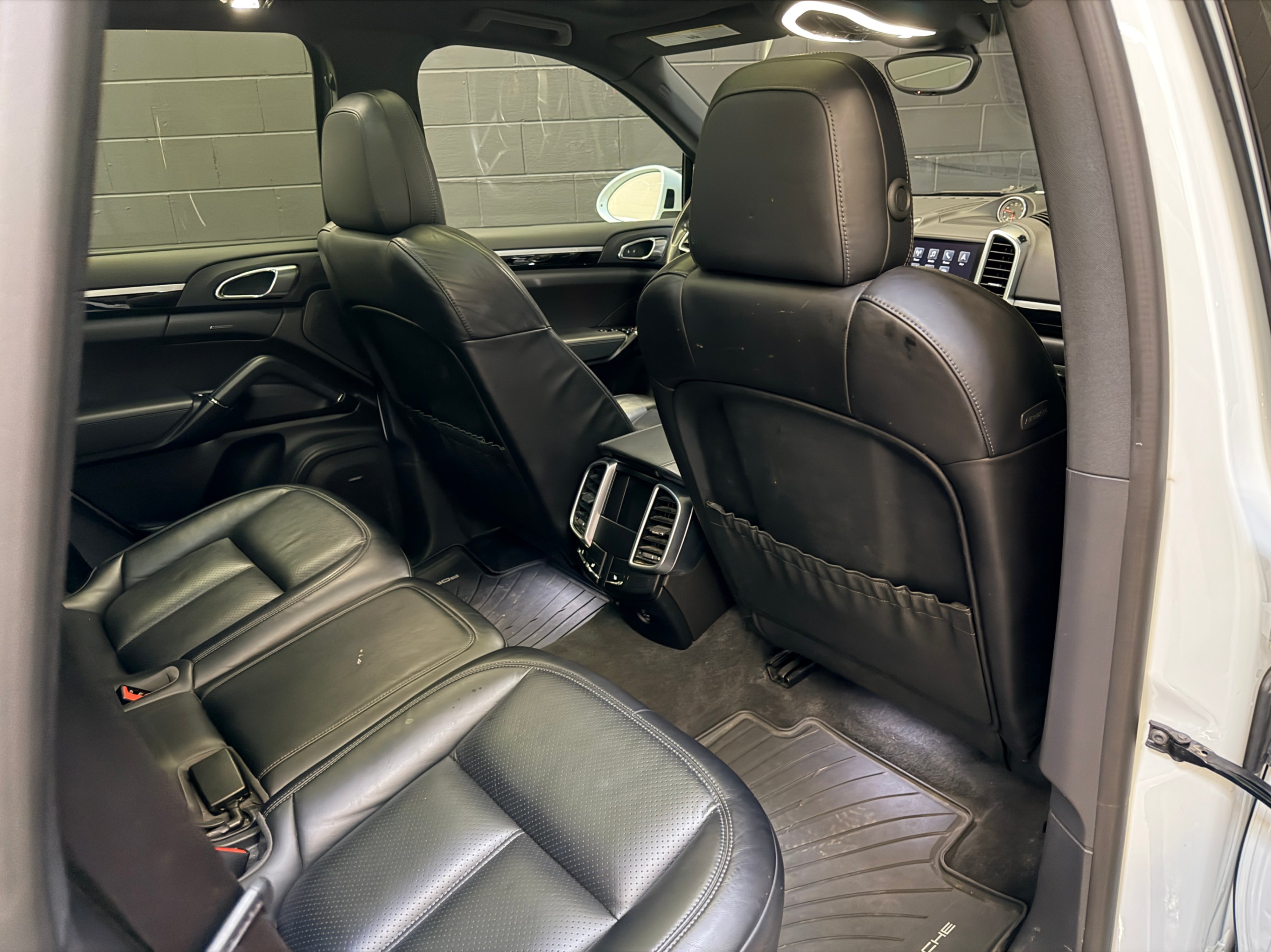 /hcwenterprisecorporation/2017-Porsche-Cayenne-35911120301745614.jpg