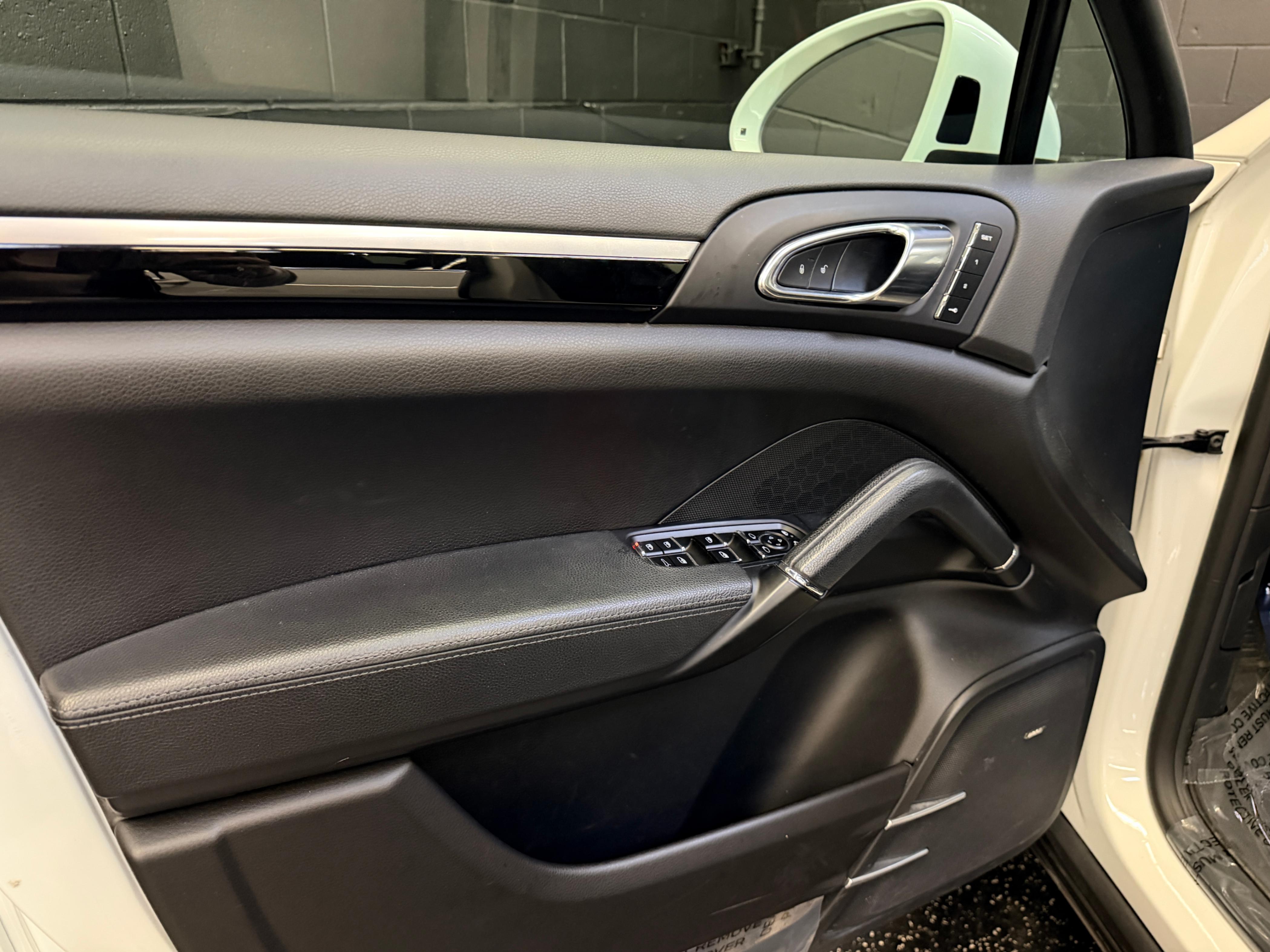/hcwenterprisecorporation/2017-Porsche-Cayenne-3743157797501204.jpg