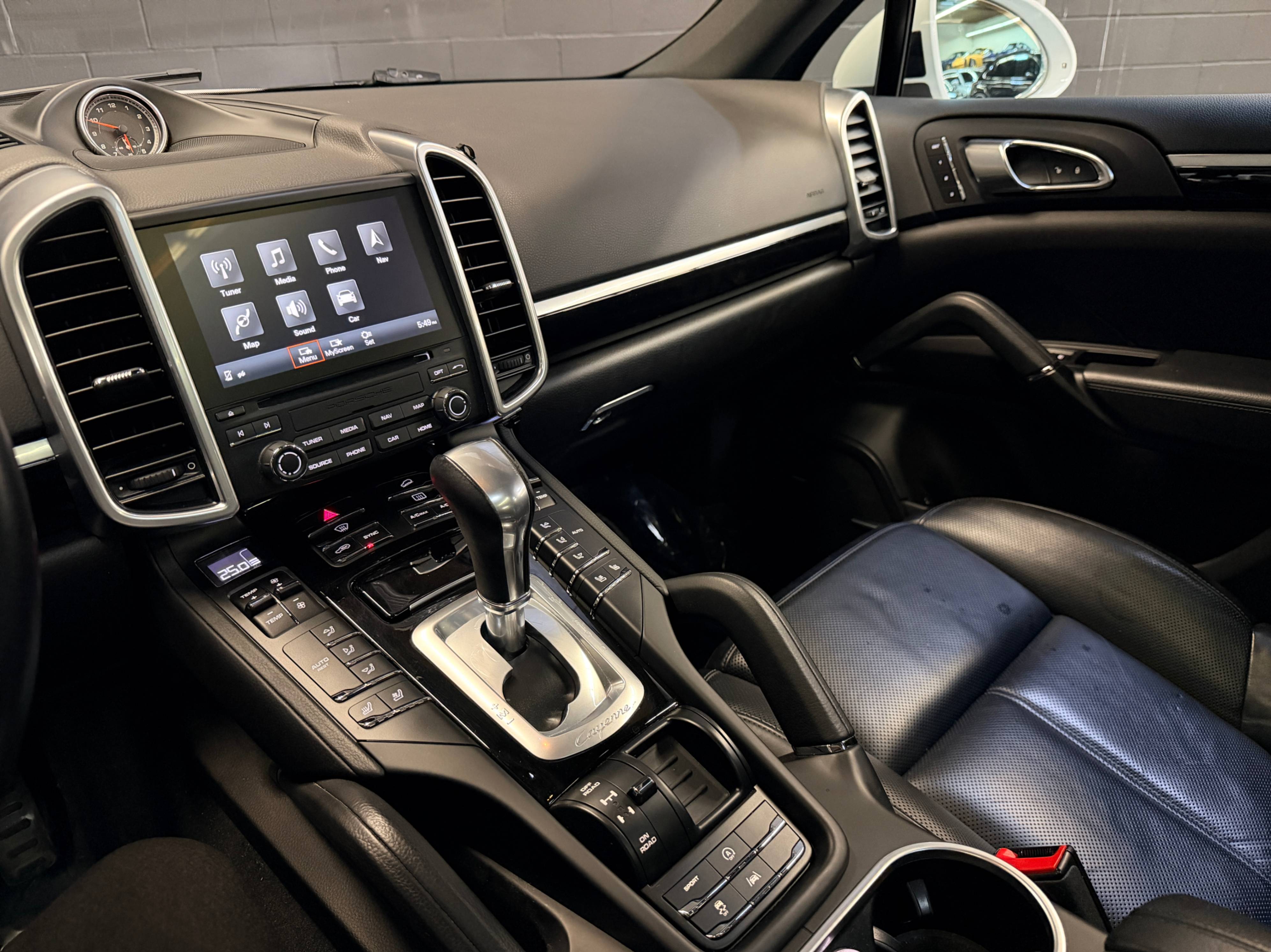 /hcwenterprisecorporation/2017-Porsche-Cayenne-5703782633858745.jpg