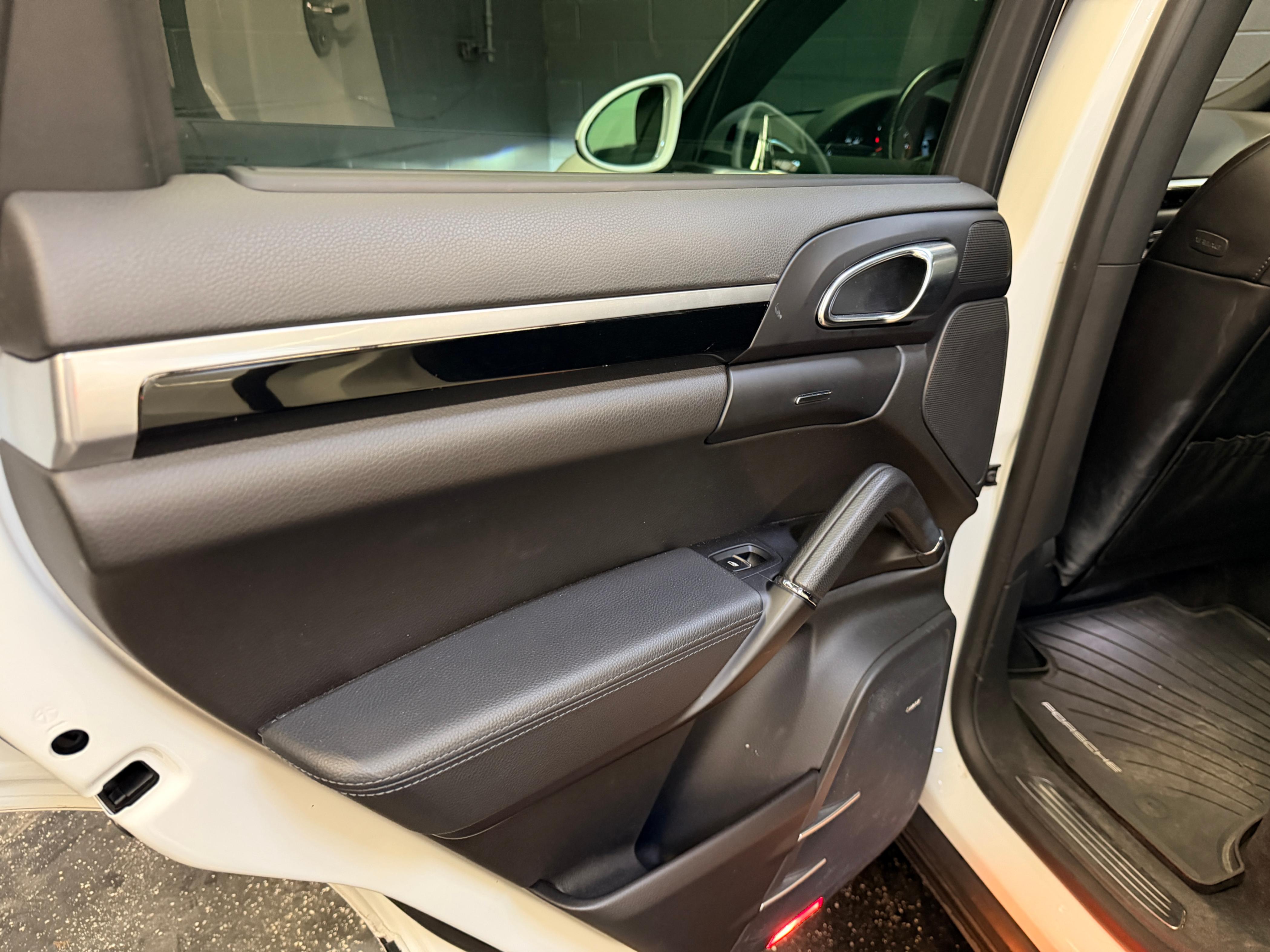 /hcwenterprisecorporation/2017-Porsche-Cayenne-6431305587385687.jpg