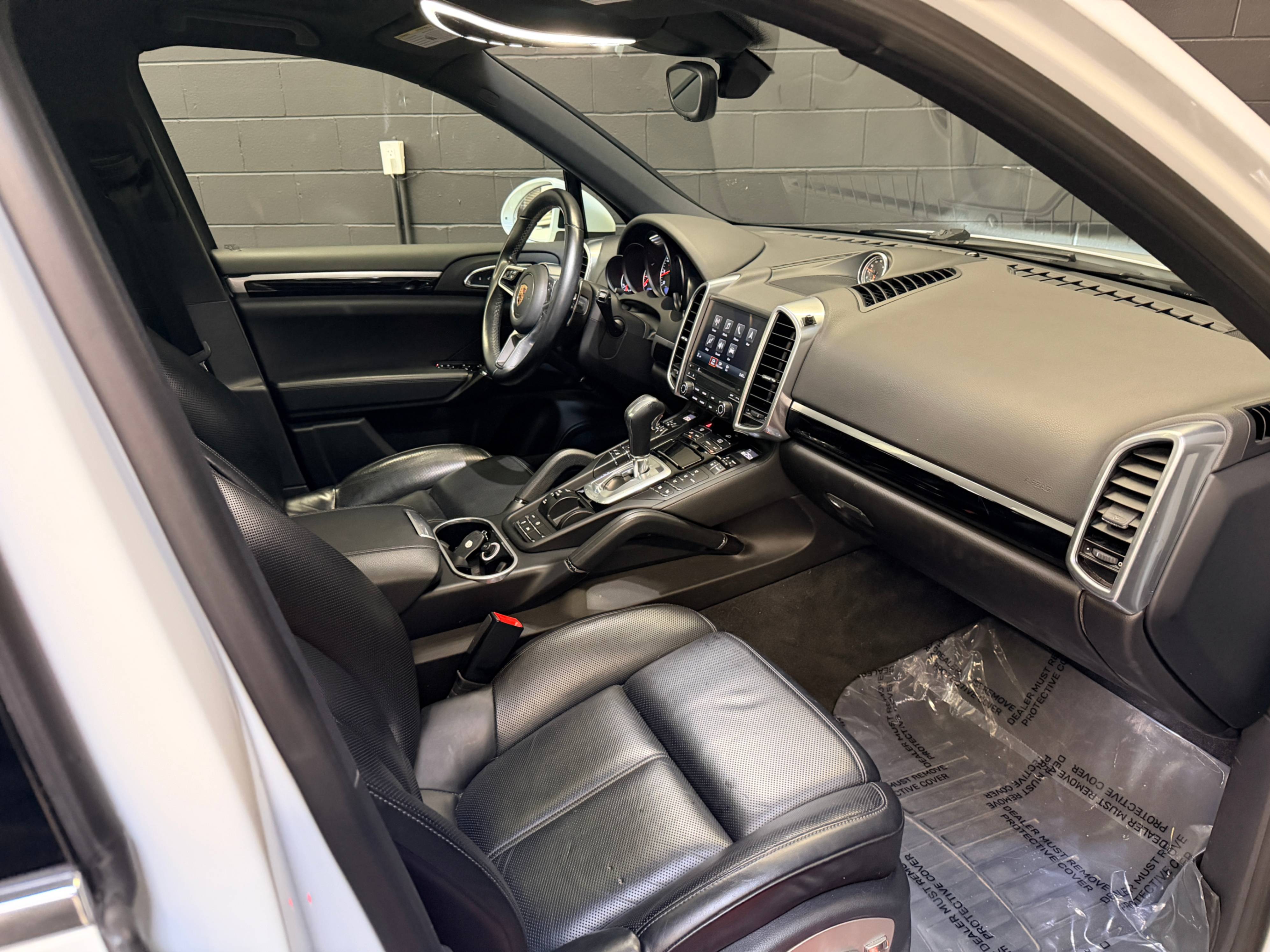 /hcwenterprisecorporation/2017-Porsche-Cayenne-8193479342448999.jpg