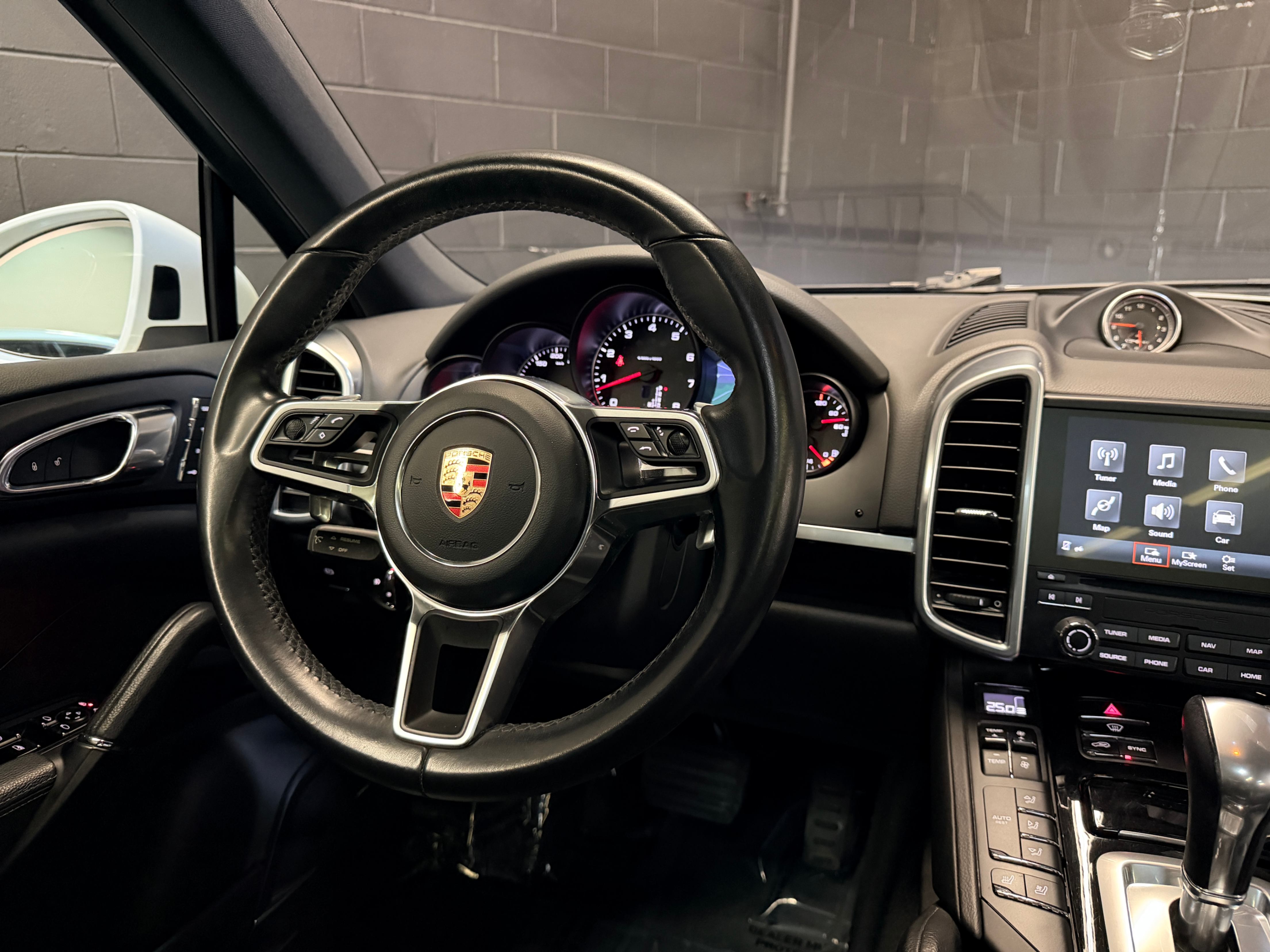/hcwenterprisecorporation/2017-Porsche-Cayenne-8557913248069142.jpg