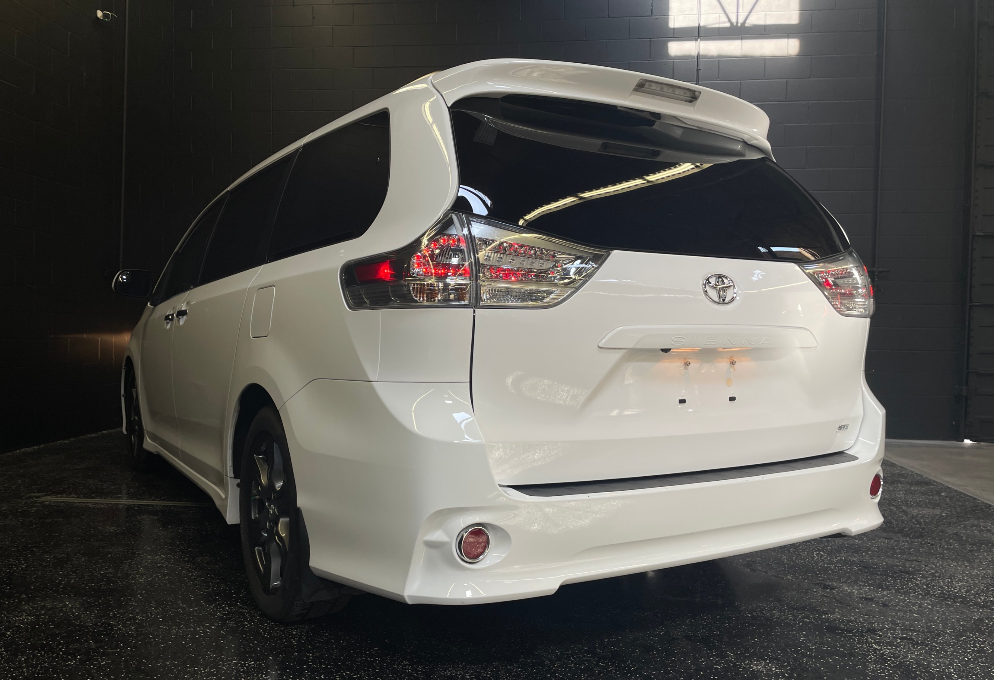 /hcwenterprisecorporation/2017-Toyota-Sienna-0456858538561995.jpg
