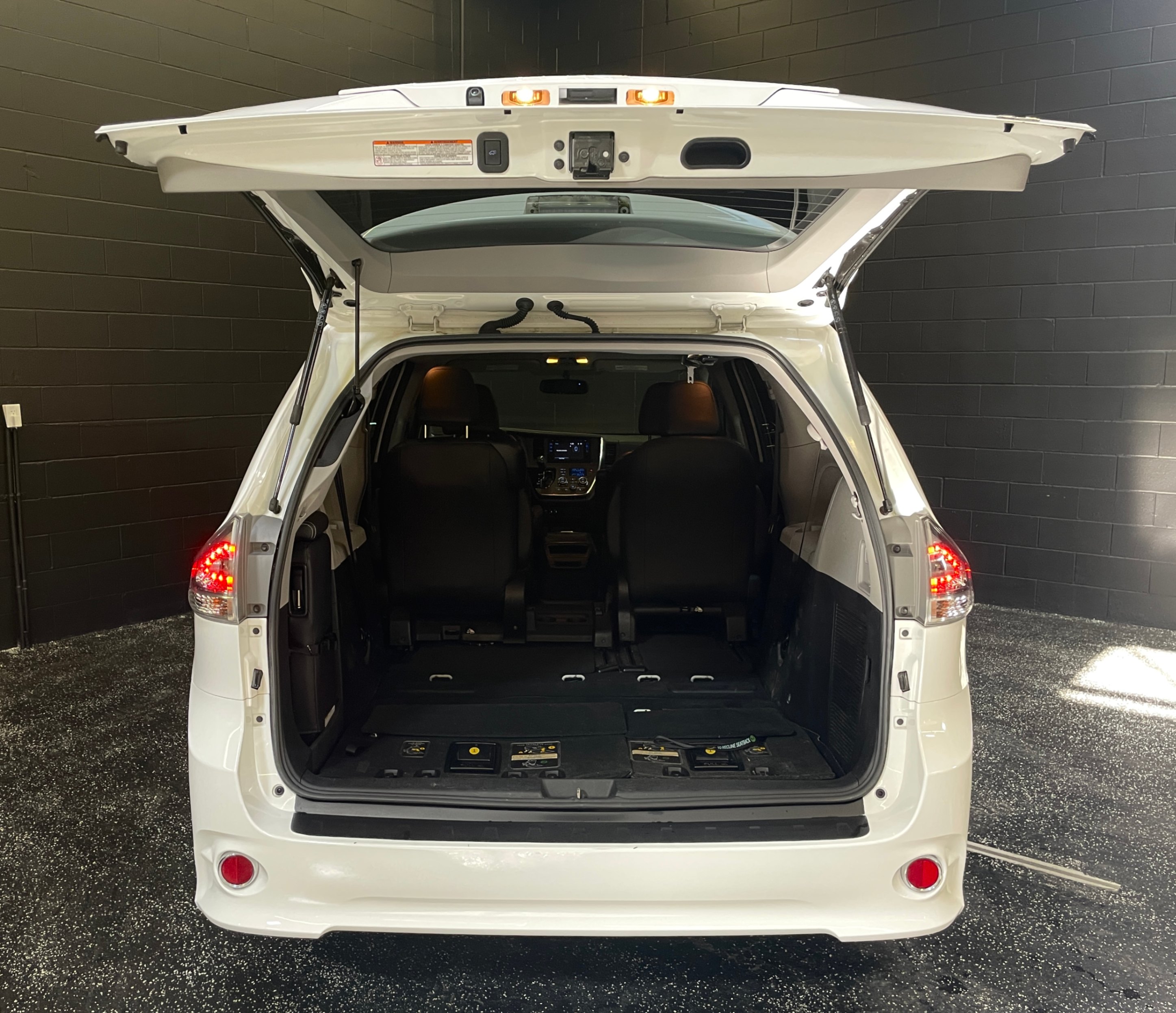 /hcwenterprisecorporation/2017-Toyota-Sienna-1766103096837317.jpg