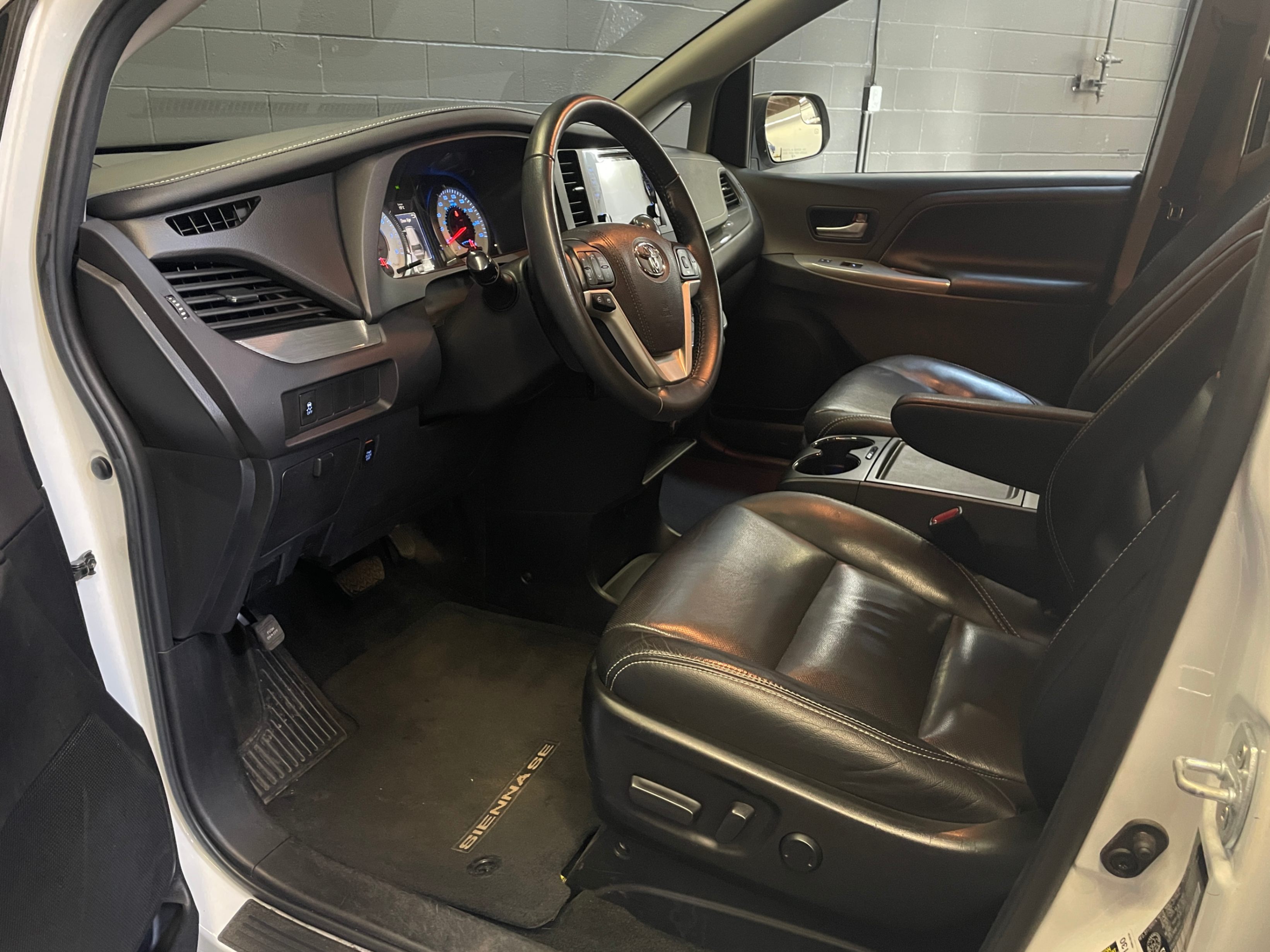 /hcwenterprisecorporation/2017-Toyota-Sienna-44353108621131265.jpg