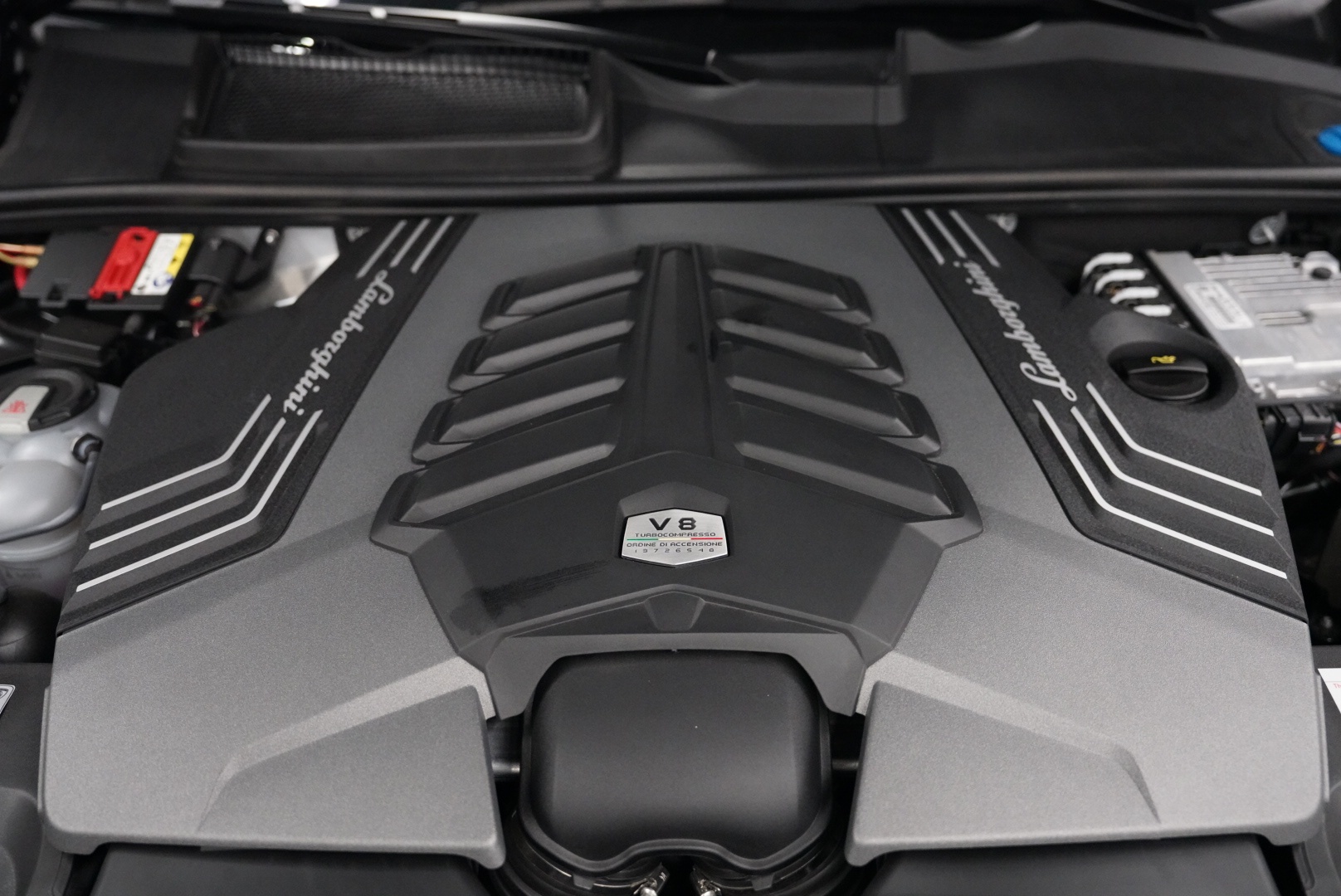 /hcwenterprisecorporation/2019-Lamborghini-Urus-04921494948465366.jpg