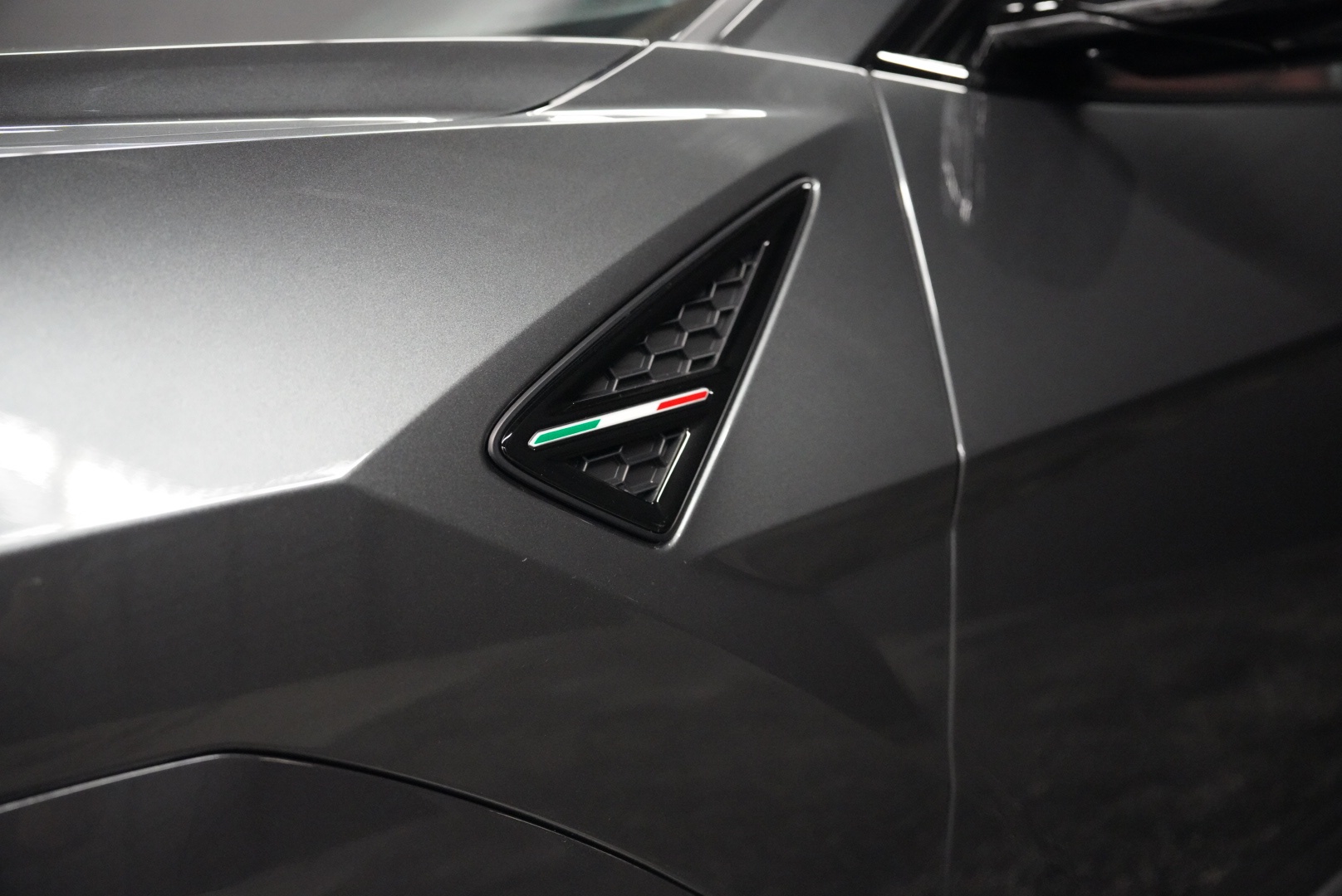 /hcwenterprisecorporation/2019-Lamborghini-Urus-21981817299893747.jpg