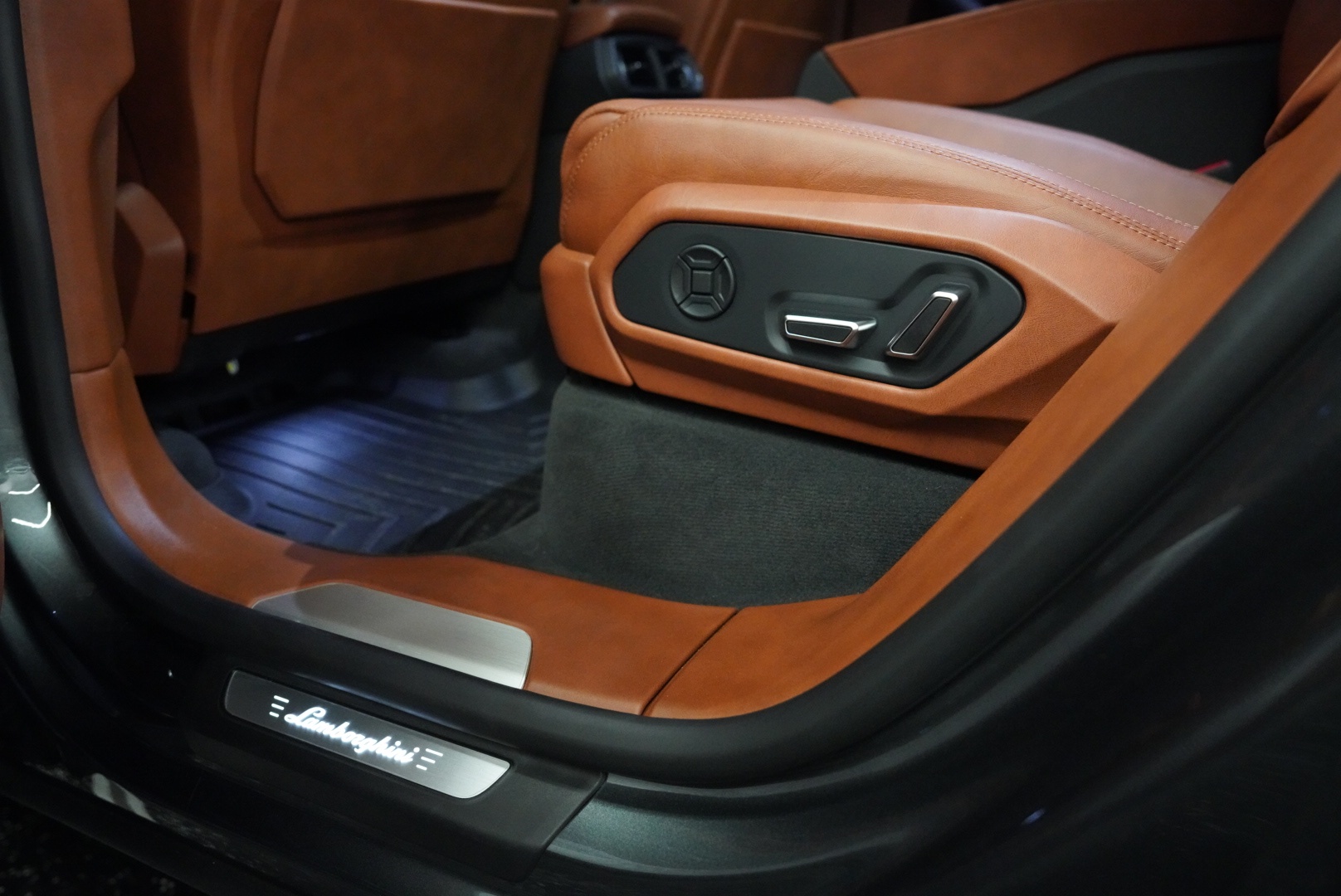 /hcwenterprisecorporation/2019-Lamborghini-Urus-4451109693236939.jpg