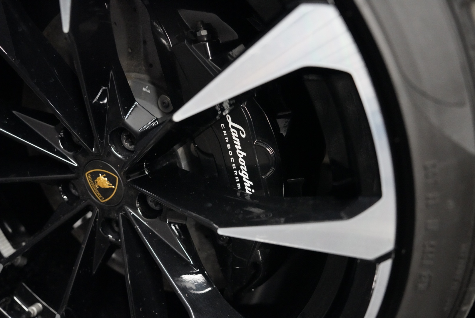 /hcwenterprisecorporation/2019-Lamborghini-Urus-5734340927529245.jpg