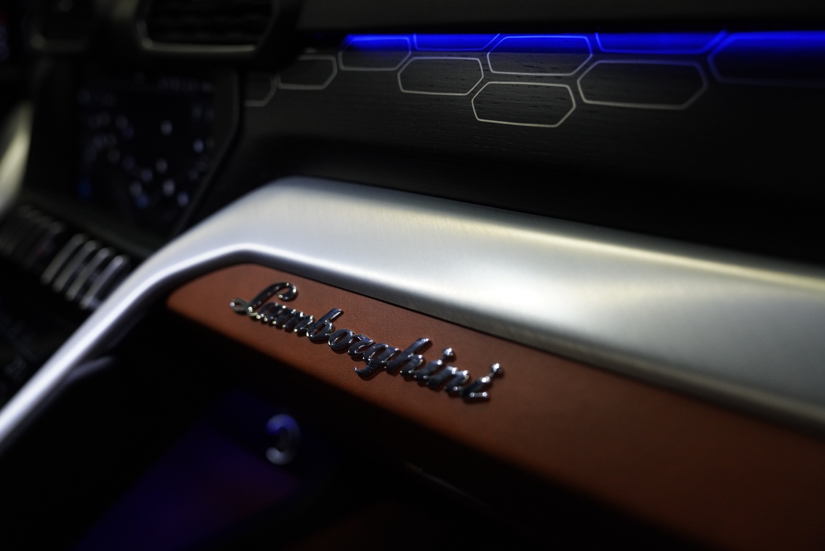 /hcwenterprisecorporation/2019-Lamborghini-Urus-7094548035871775.jpg