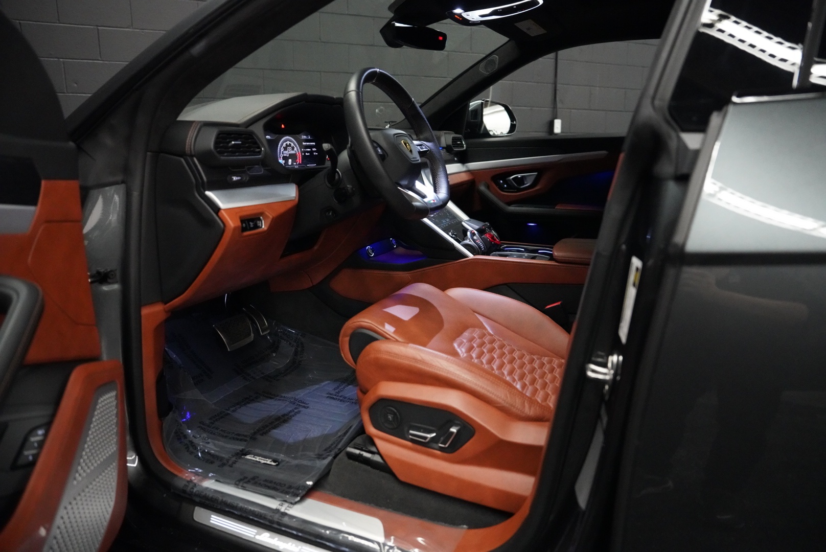 /hcwenterprisecorporation/2019-Lamborghini-Urus-764275887315667.jpg