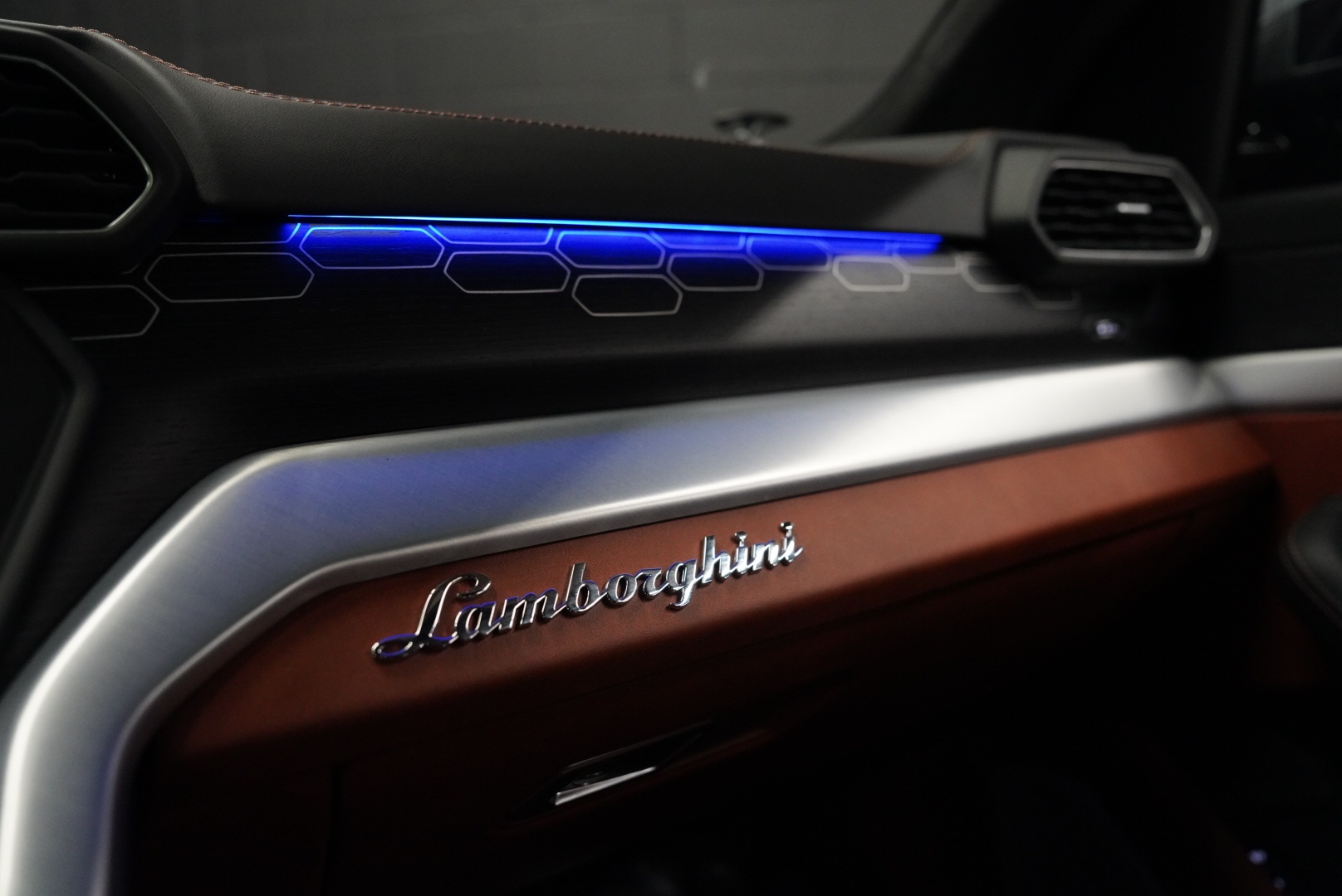 /hcwenterprisecorporation/2019-Lamborghini-Urus-8151734044566354.jpg