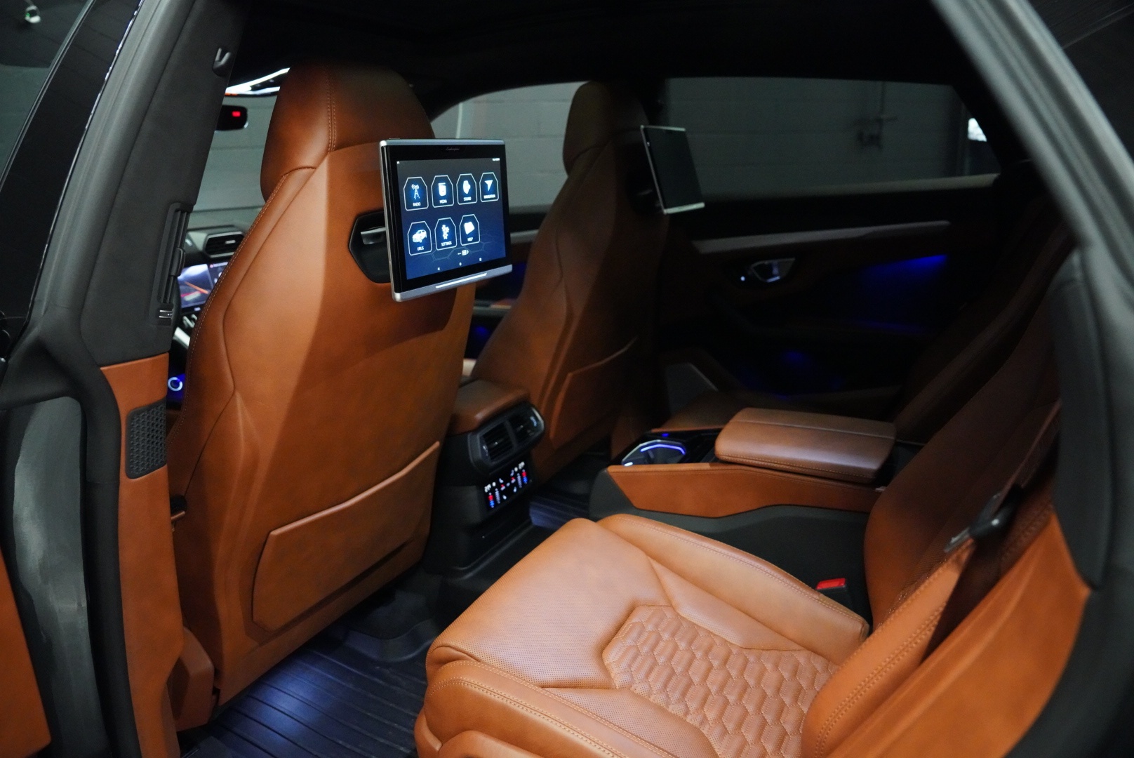 /hcwenterprisecorporation/2019-Lamborghini-Urus-8193121337375335.jpg