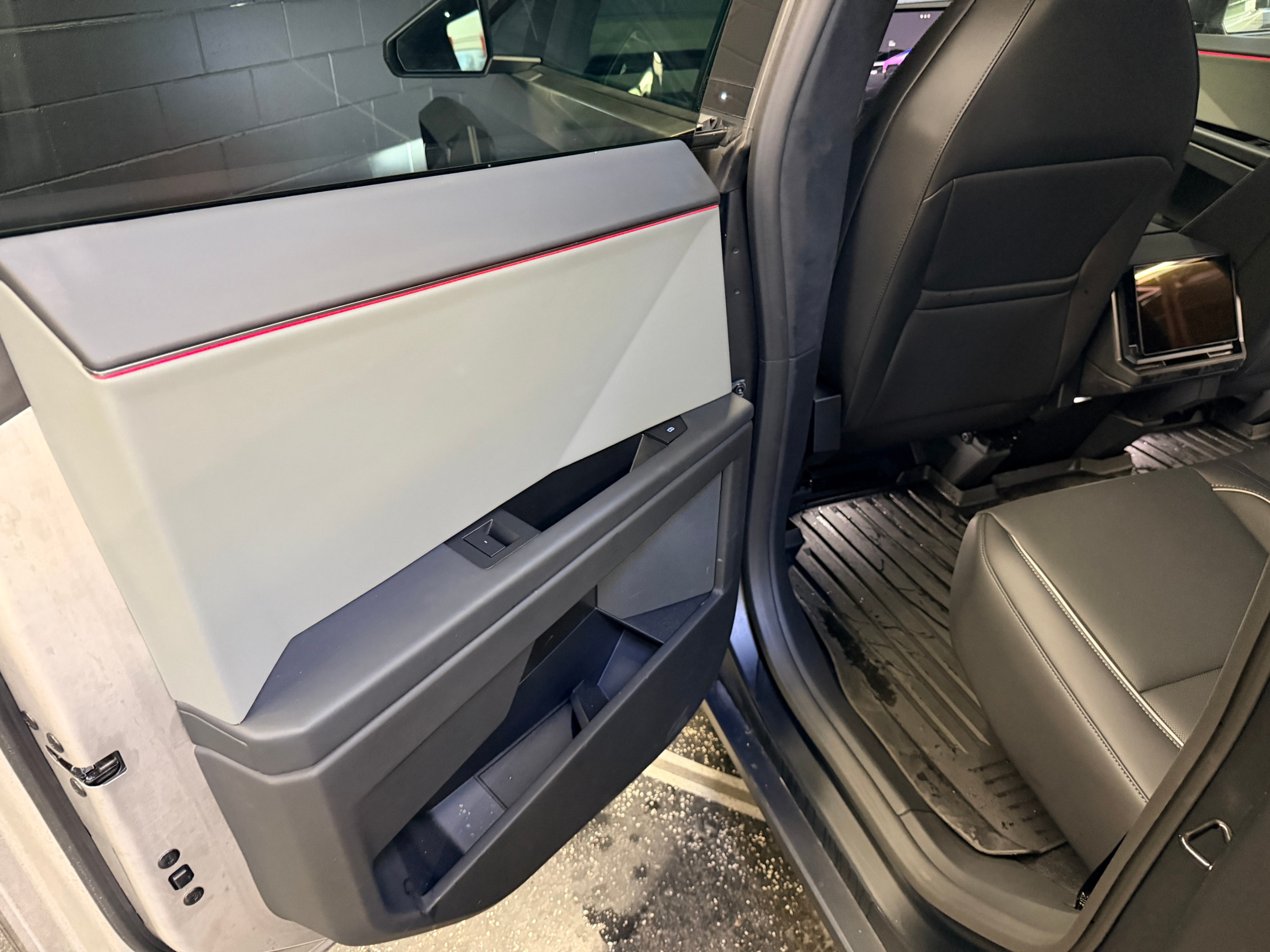 /hcwenterprisecorporation/2024-Tesla-Cybertruck-20215355069045127.jpg