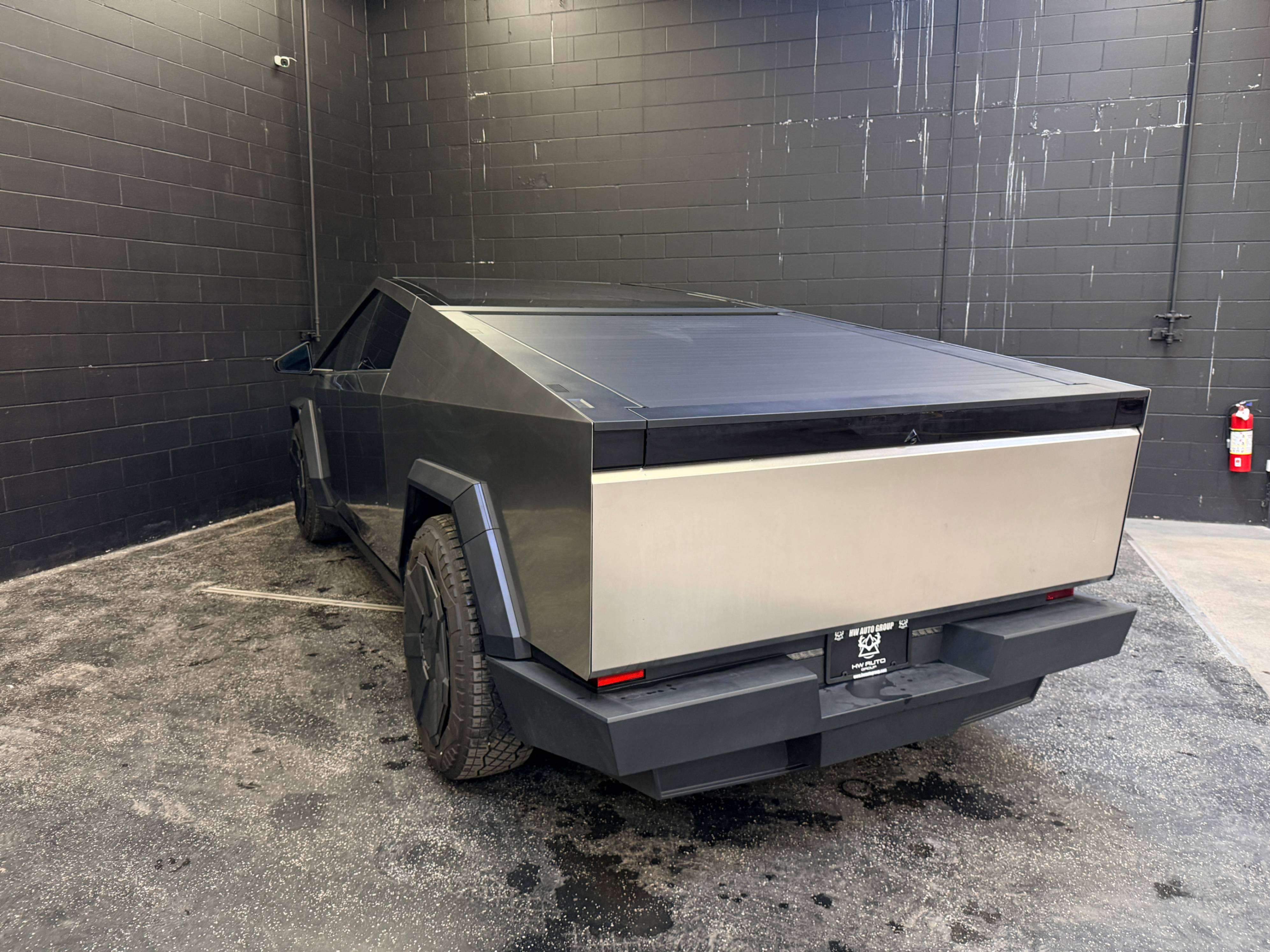 /hcwenterprisecorporation/2024-Tesla-Cybertruck-23940113940806573.jpg