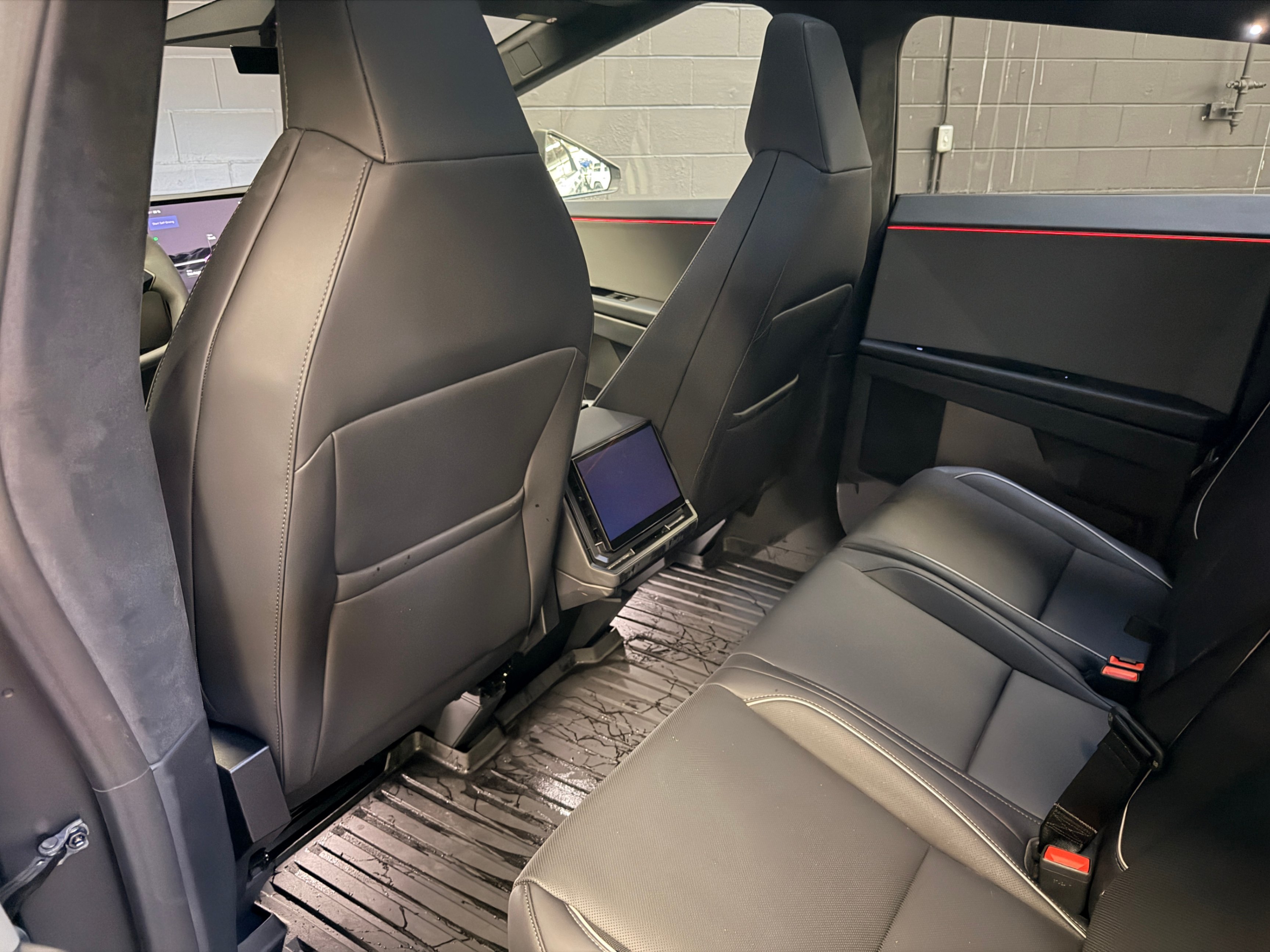 /hcwenterprisecorporation/2024-Tesla-Cybertruck-41036778169622146.jpg