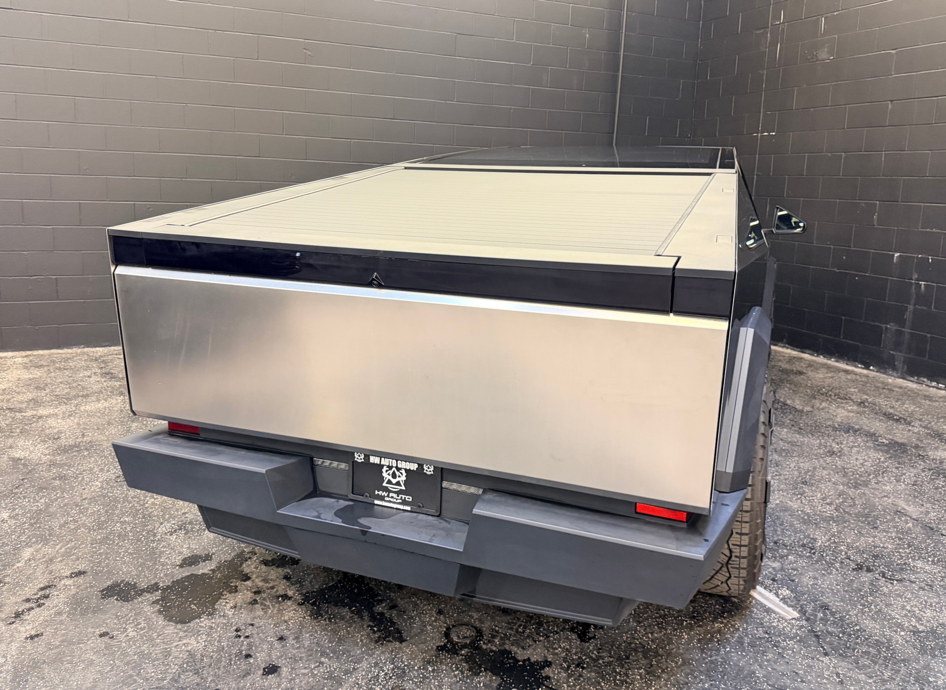 /hcwenterprisecorporation/2024-Tesla-Cybertruck-4318901158566202.jpg