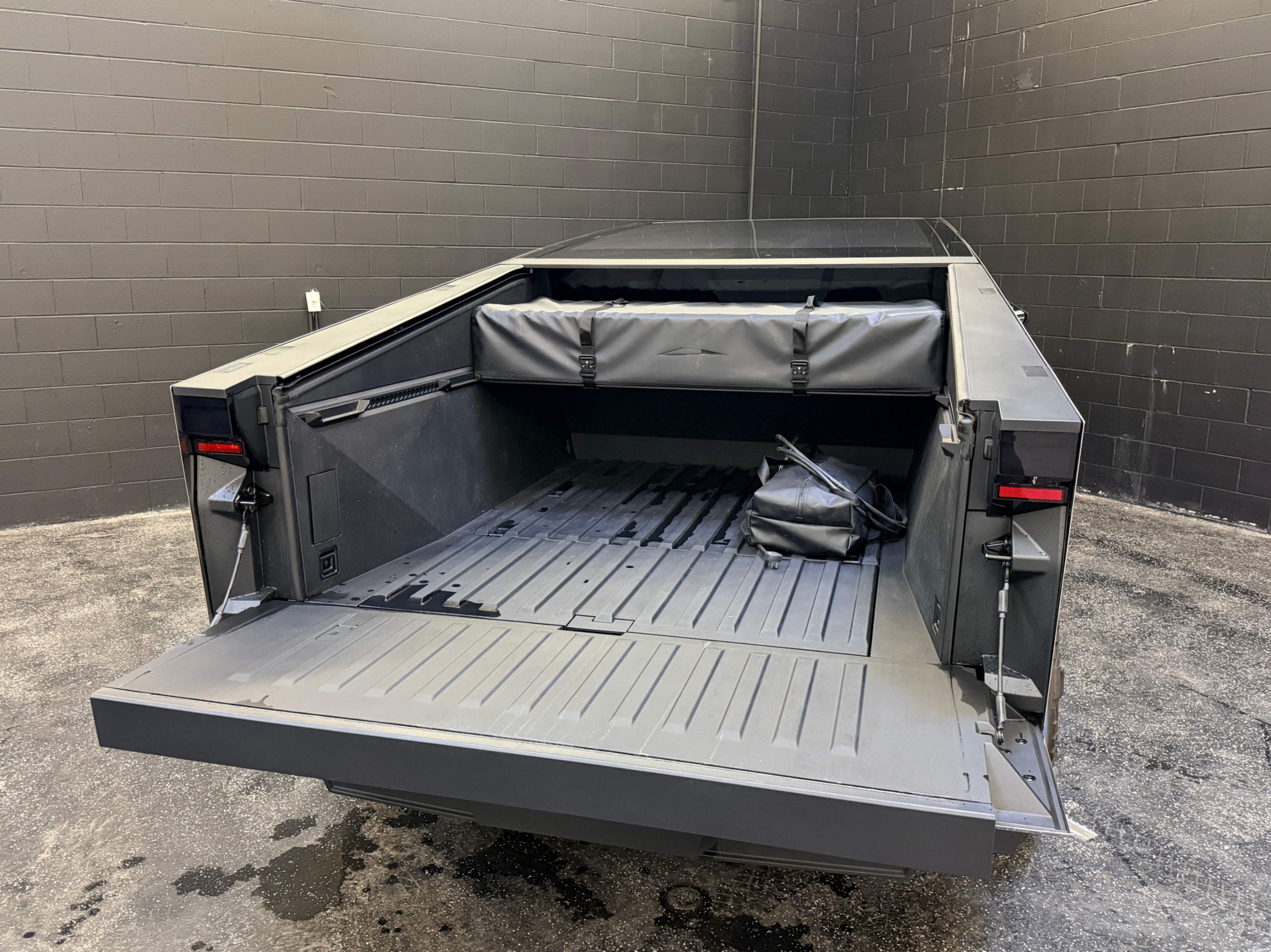 /hcwenterprisecorporation/2024-Tesla-Cybertruck-4748989116850786.jpg