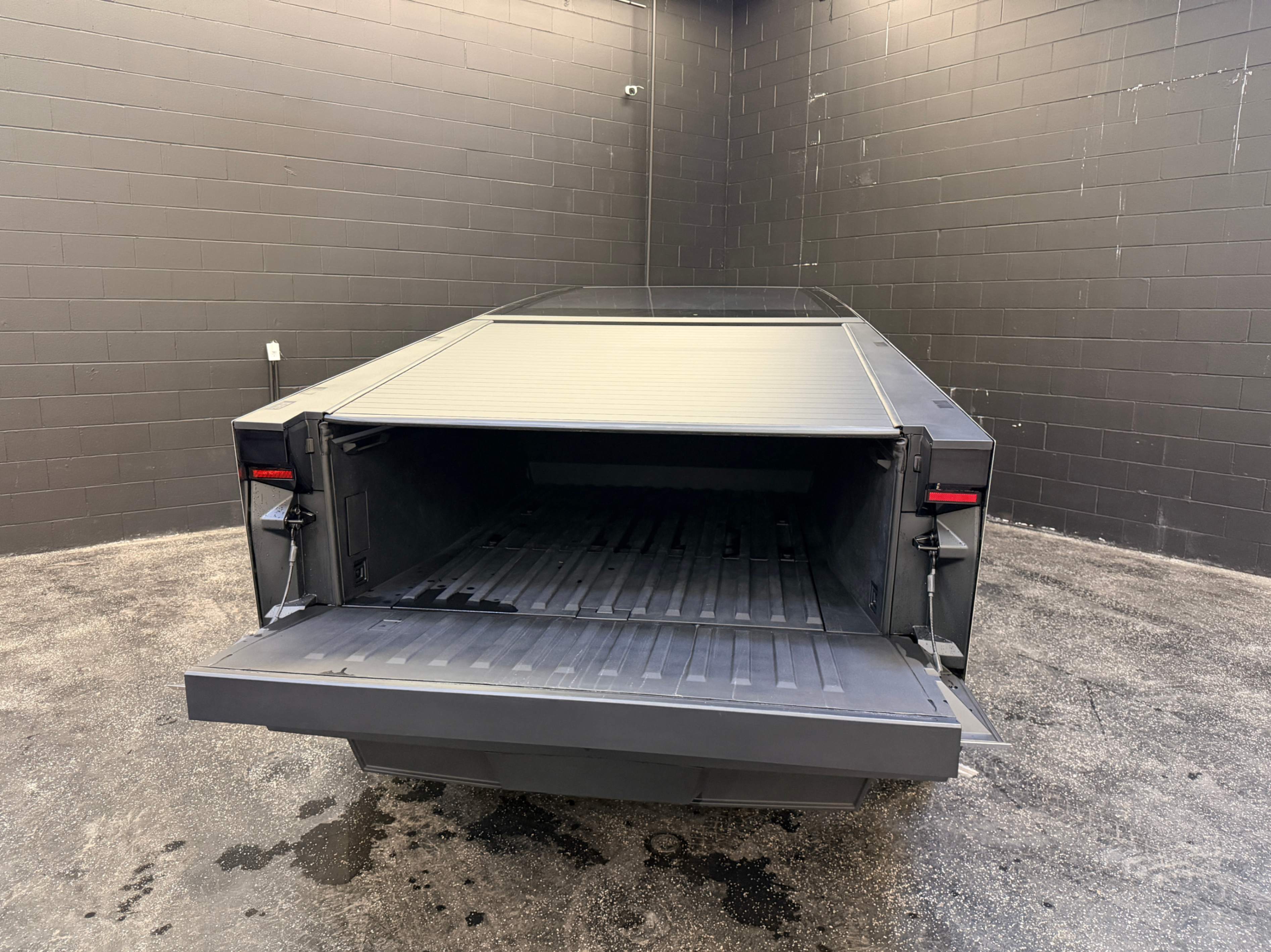 /hcwenterprisecorporation/2024-Tesla-Cybertruck-8448648284823899.jpg