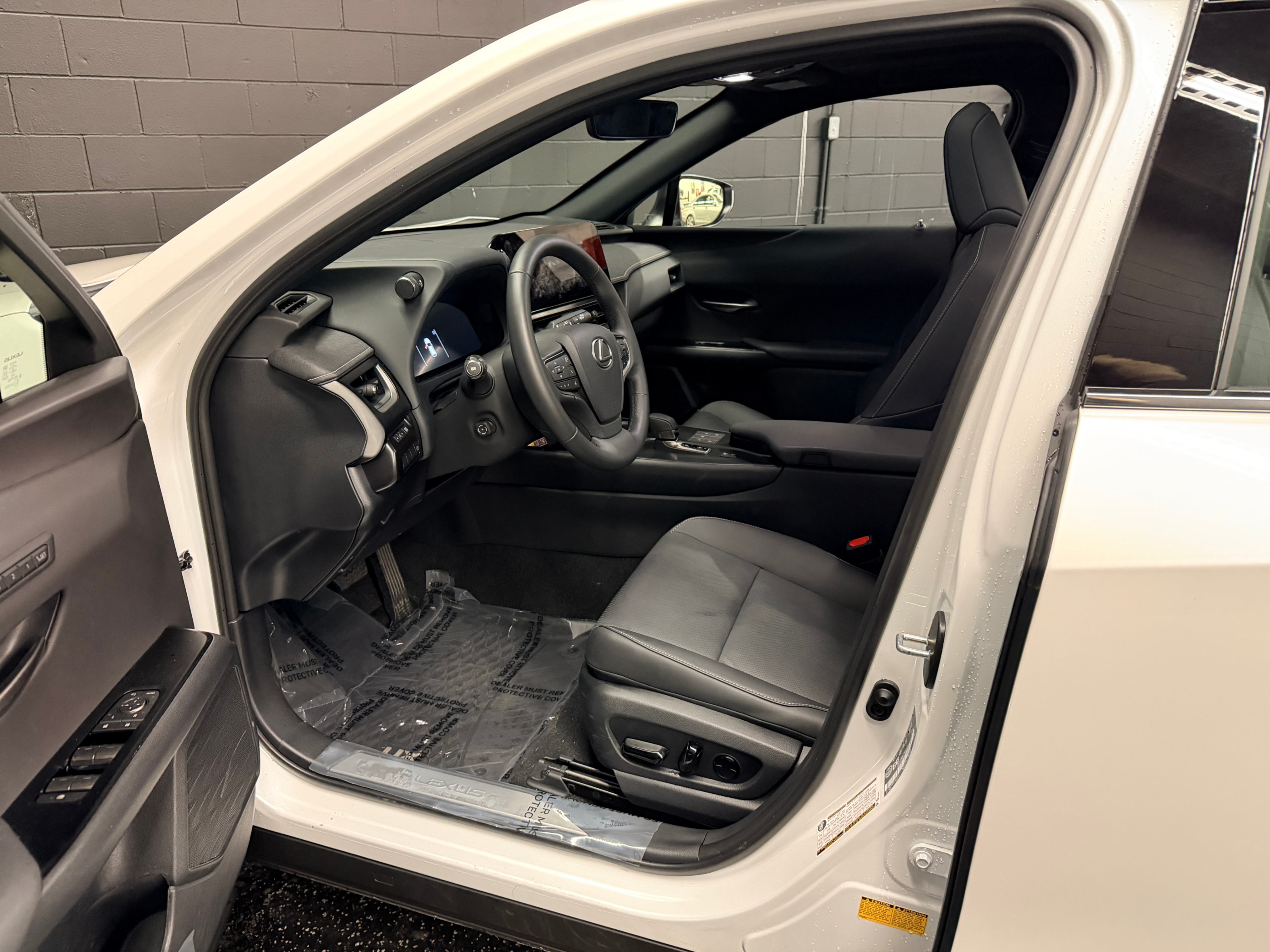 /hcwenterprisecorporation/2025-Lexus-UX-042957987403113185.jpg
